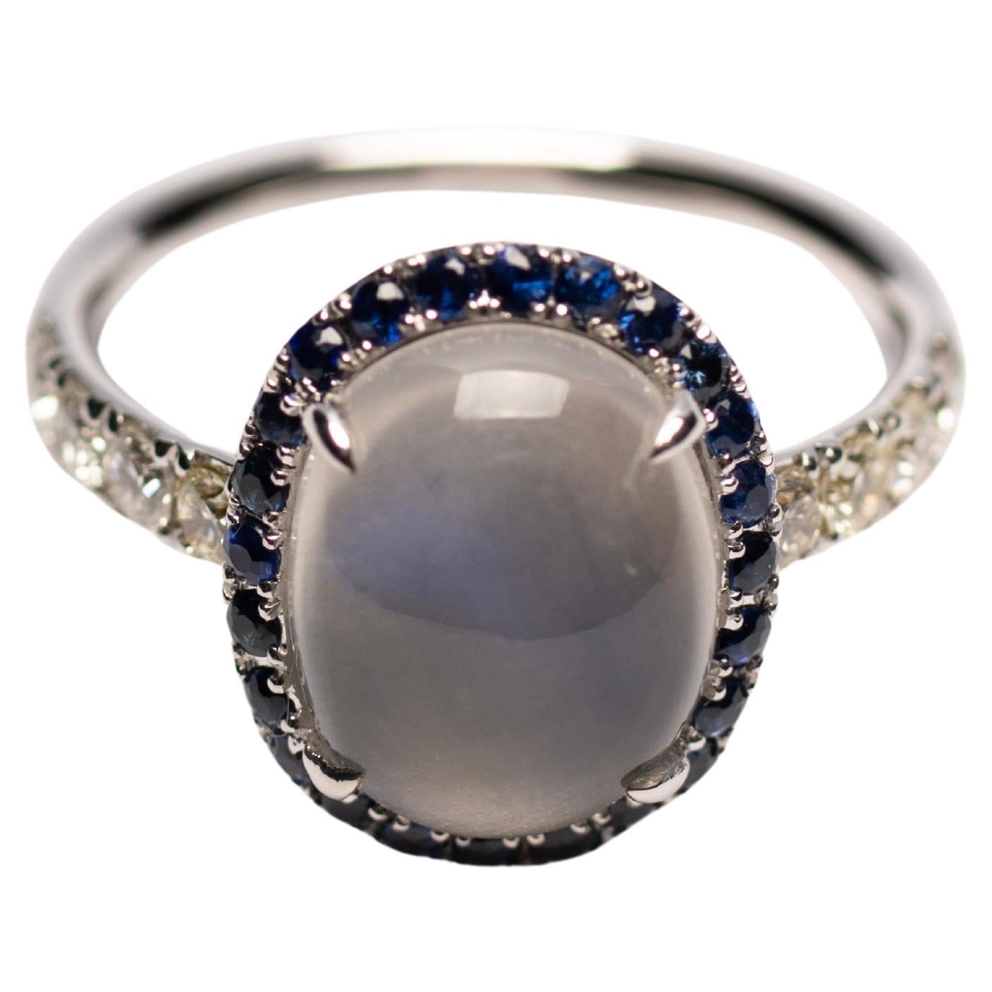 Pietra di luna blu da 3,65 carati con zaffiro blu aureolato in oro bianco 18 carati