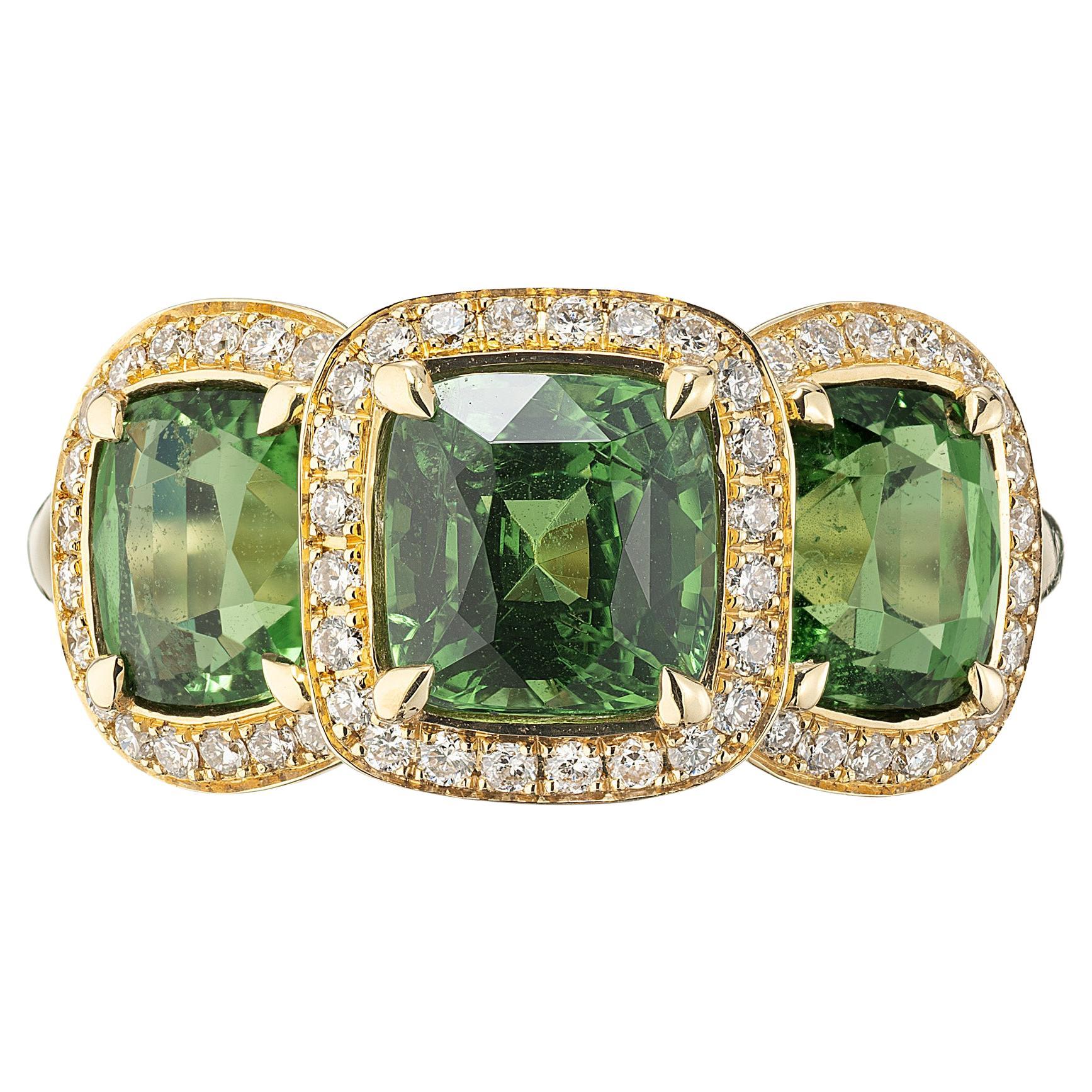 Anello con tripla tsavorite e alone di diamanti in oro 18 carati