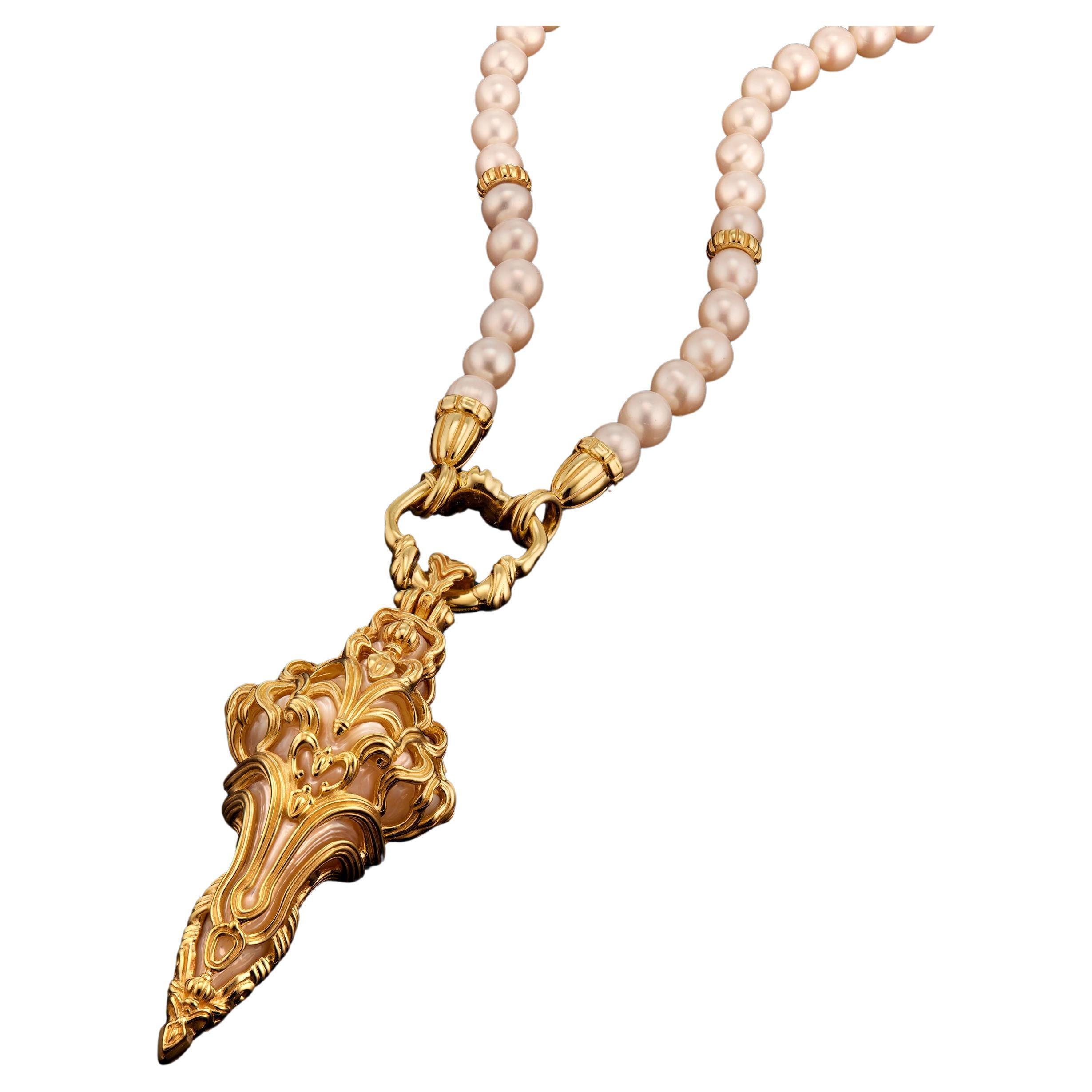 Pendentif croix en or jaune 18K avec perle sculptée Micah Antoni