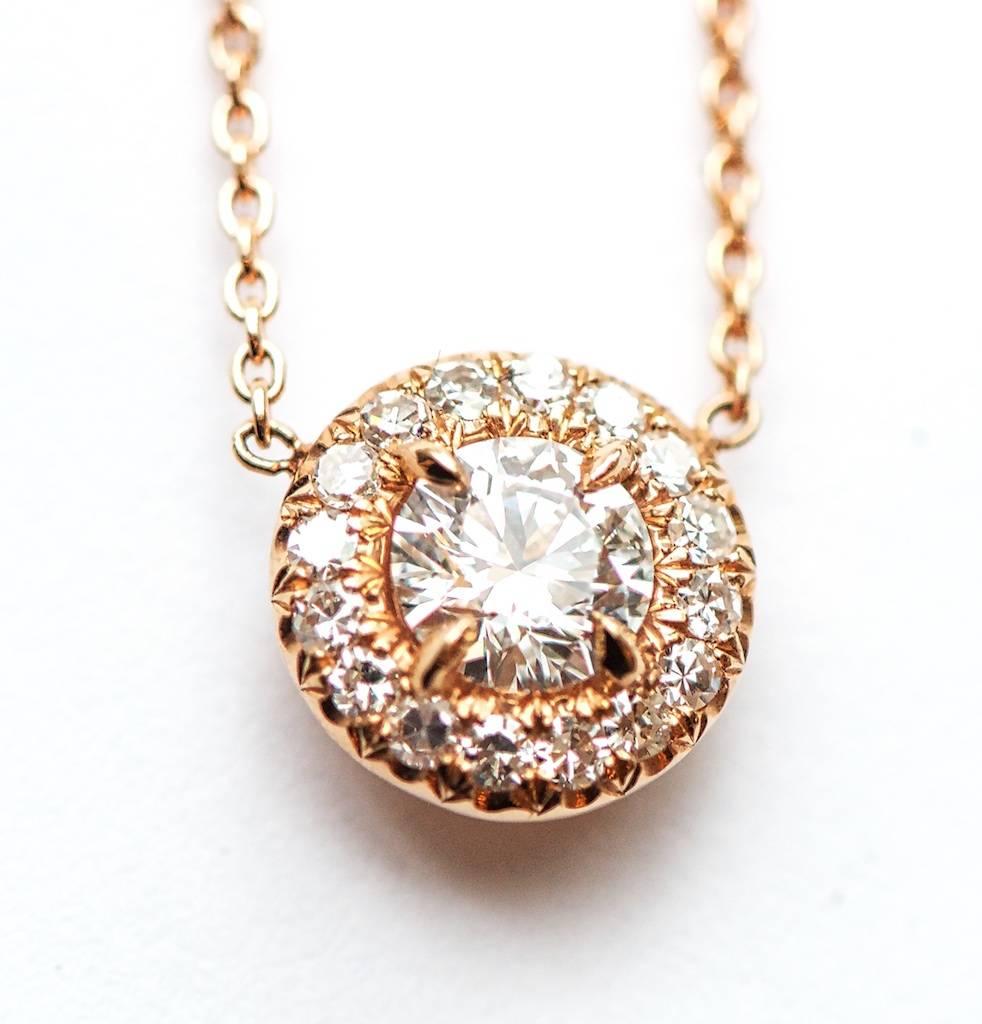 Forevermark round brilliant cut diamond pendant in 18k Rose Gold
0.41ct center diamond, inscribed with Forevermark ID 570972.
Hand set round brilliant diamonds in setting, 0.57cts total weight.
18k rose gold
16 inch chain with lobster claw
