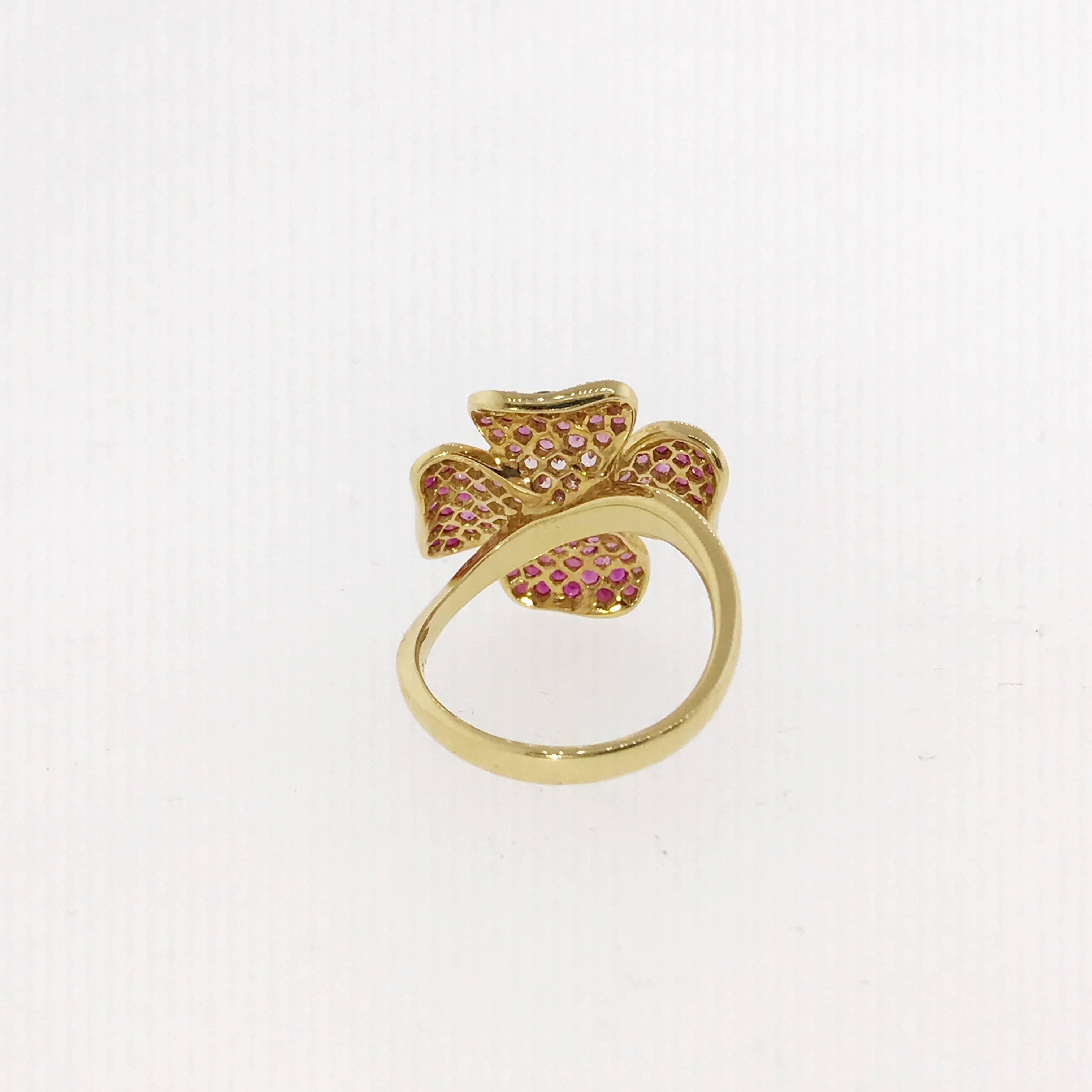 Ruby Pink Sapphire Yellow Gold Flower Ring In New Condition For Sale In New York, NY
