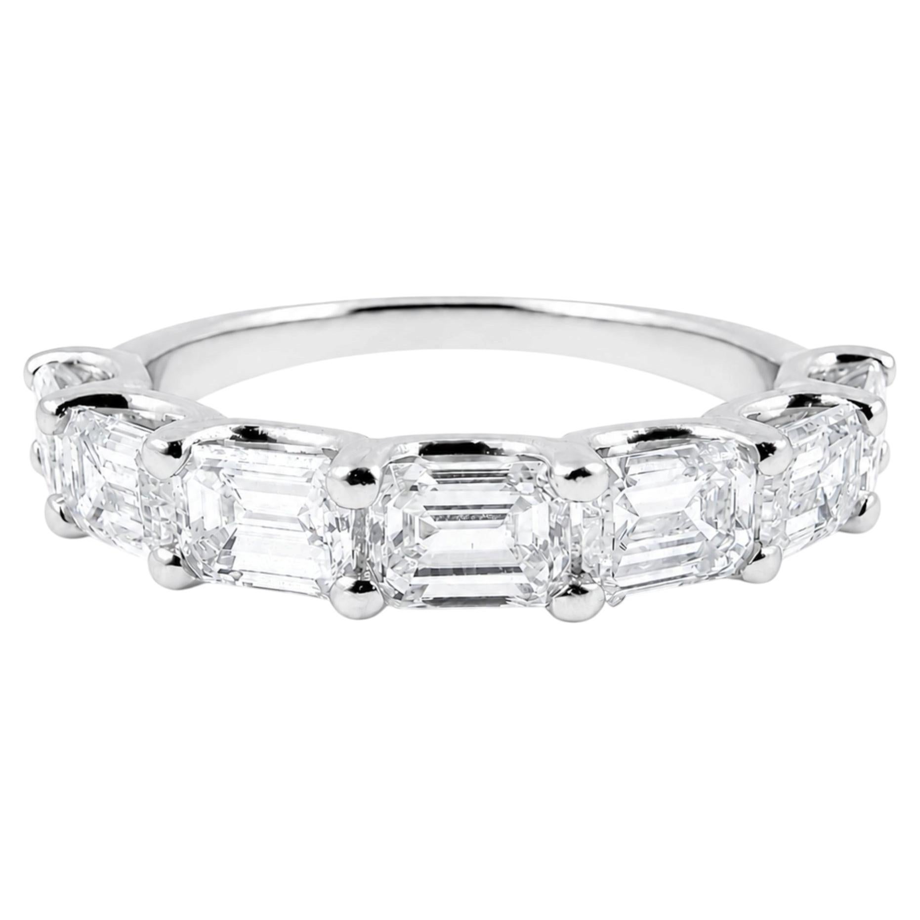 Bague « Halfway Eternity » : 1,81 carat, taille émeraude, sertissage est-ouest, en platine, taille 6