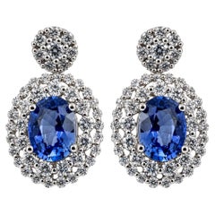 Pendientes colgantes «Halo» de ADA con zafiro azul intenso natural y diamantes, en oro blanco de 14K