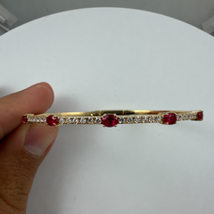 ADA Jewelry – Armreif mit natürlichem ovalem rotem Rubin, 1,80 Karat, 14-karätiges Gelbgold