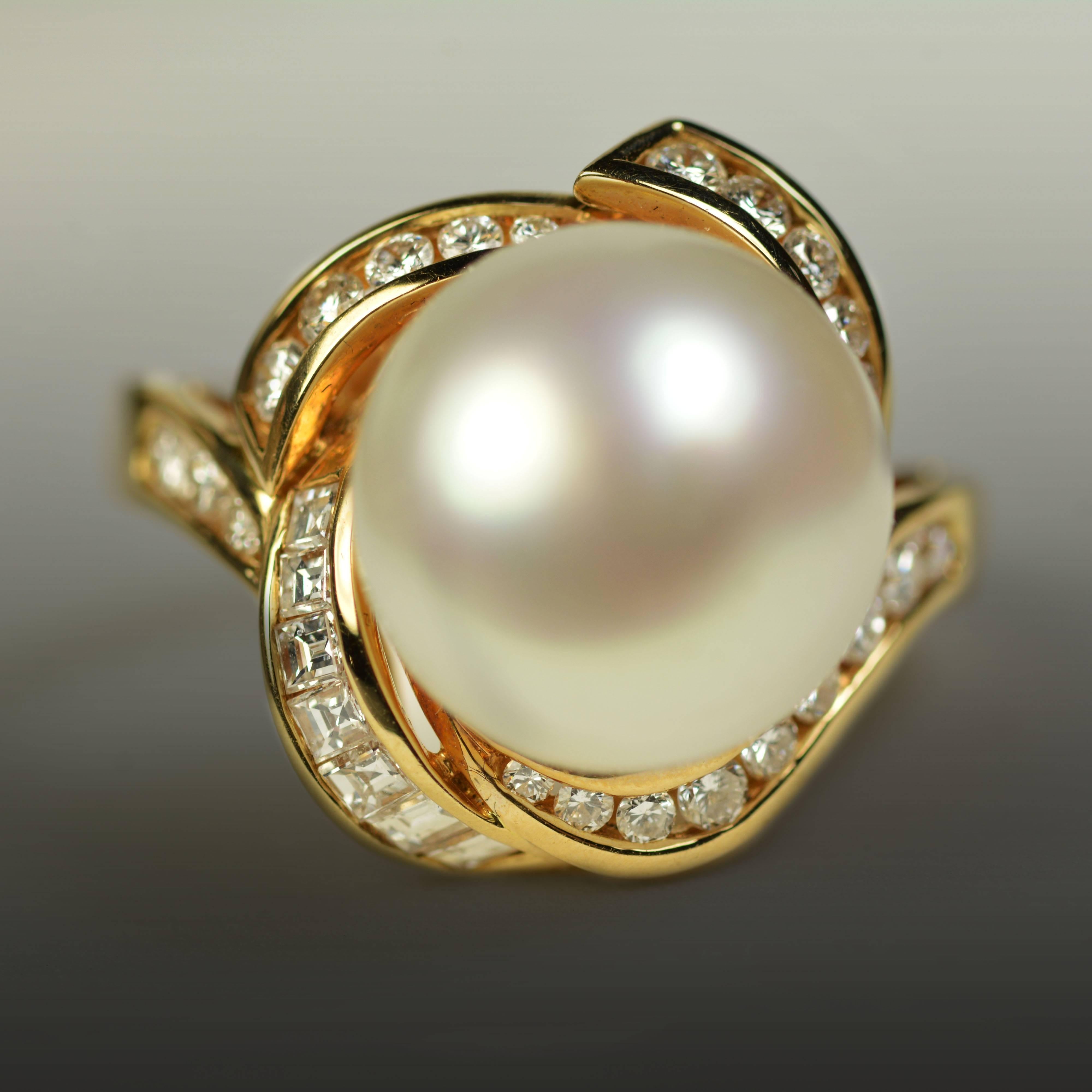 18-karätiger Ring mit 12,5 mm Südseeperle und 0,78 Karat runder Brillanten und quadratischer Diamanten.