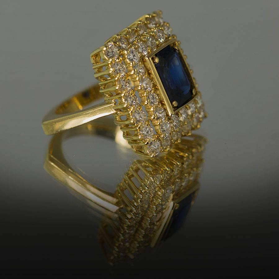 Taille émeraude Keith Davis Bague en or avec saphir et diamants  en vente