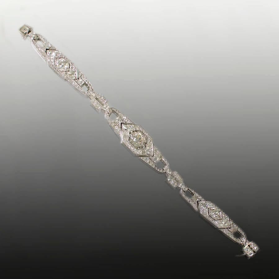 Platin-Armband im Art-Déco-Stil um 1930 3 alte Euro-Diamanten mit einem Gewicht von ca. 5,00 Karat und kleinere alte Euro-Diamanten mit einem Gewicht von ca. 10,00 Karat,  7 1/4
