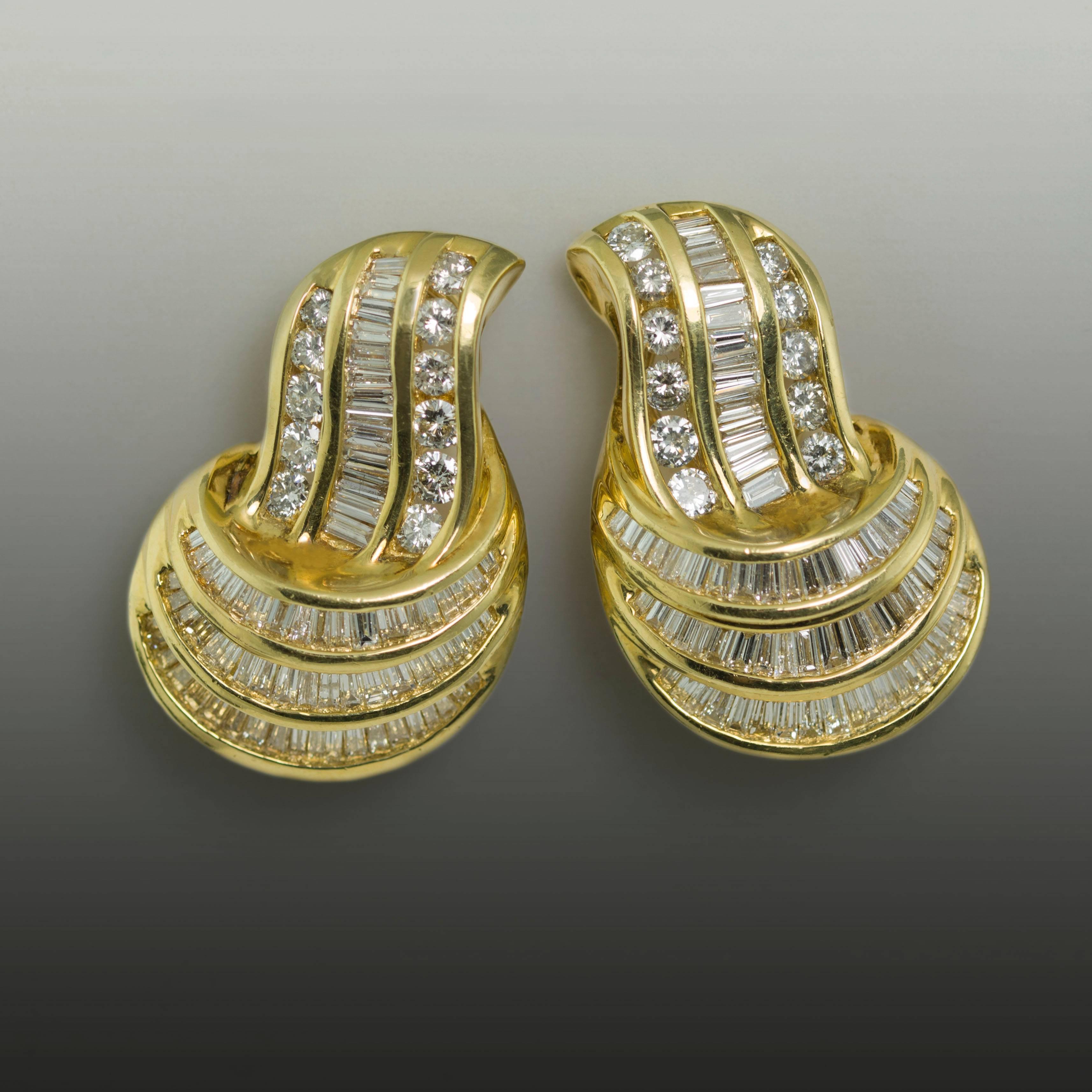 Diamond Gold Earrings  In Excellent Condition In Sarasota, FL