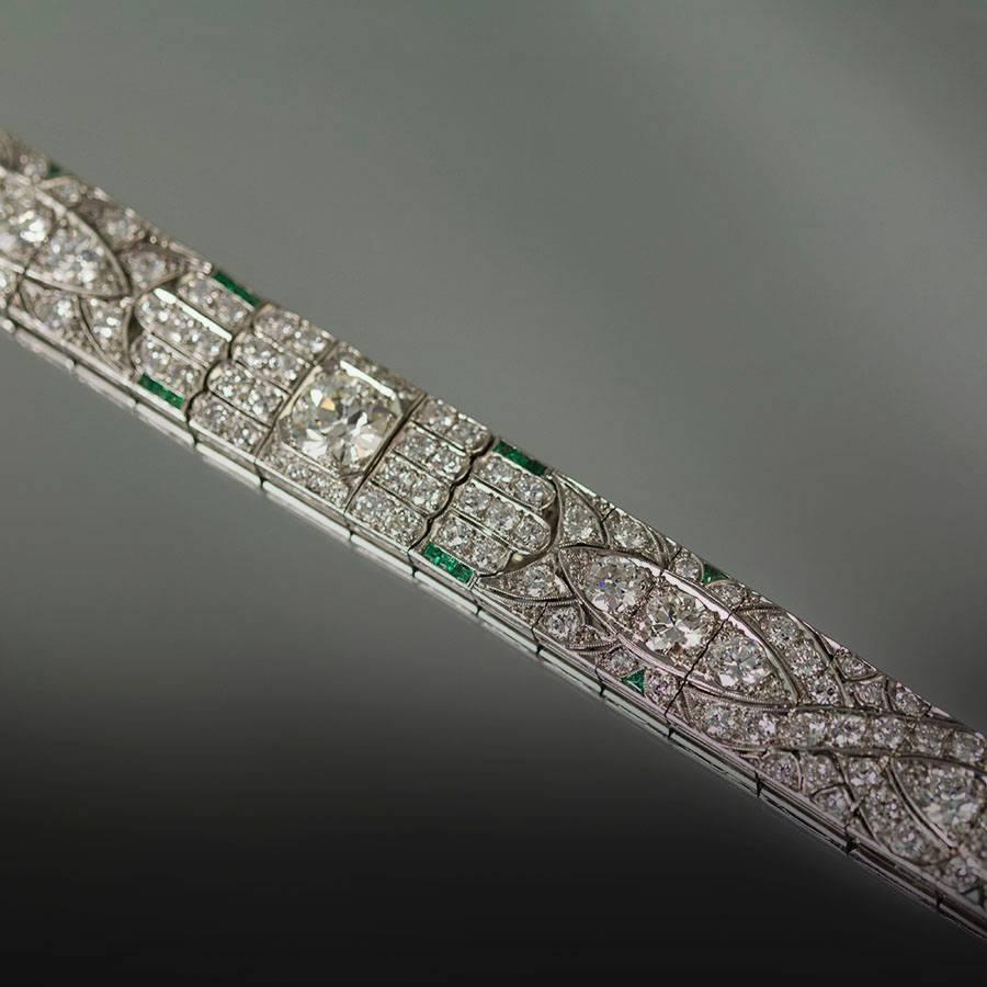 Atemberaubende Platin Art Deco Armband Circa 1930 mit 1 alten Euro-Diamanten mit einem Gewicht von ca. 2,00 Karat und kleinere alte Euro-Diamanten mit einem Gewicht von ca. 15,00 Karat. Smaragde wiegen ca. 1,00 Karat. 
