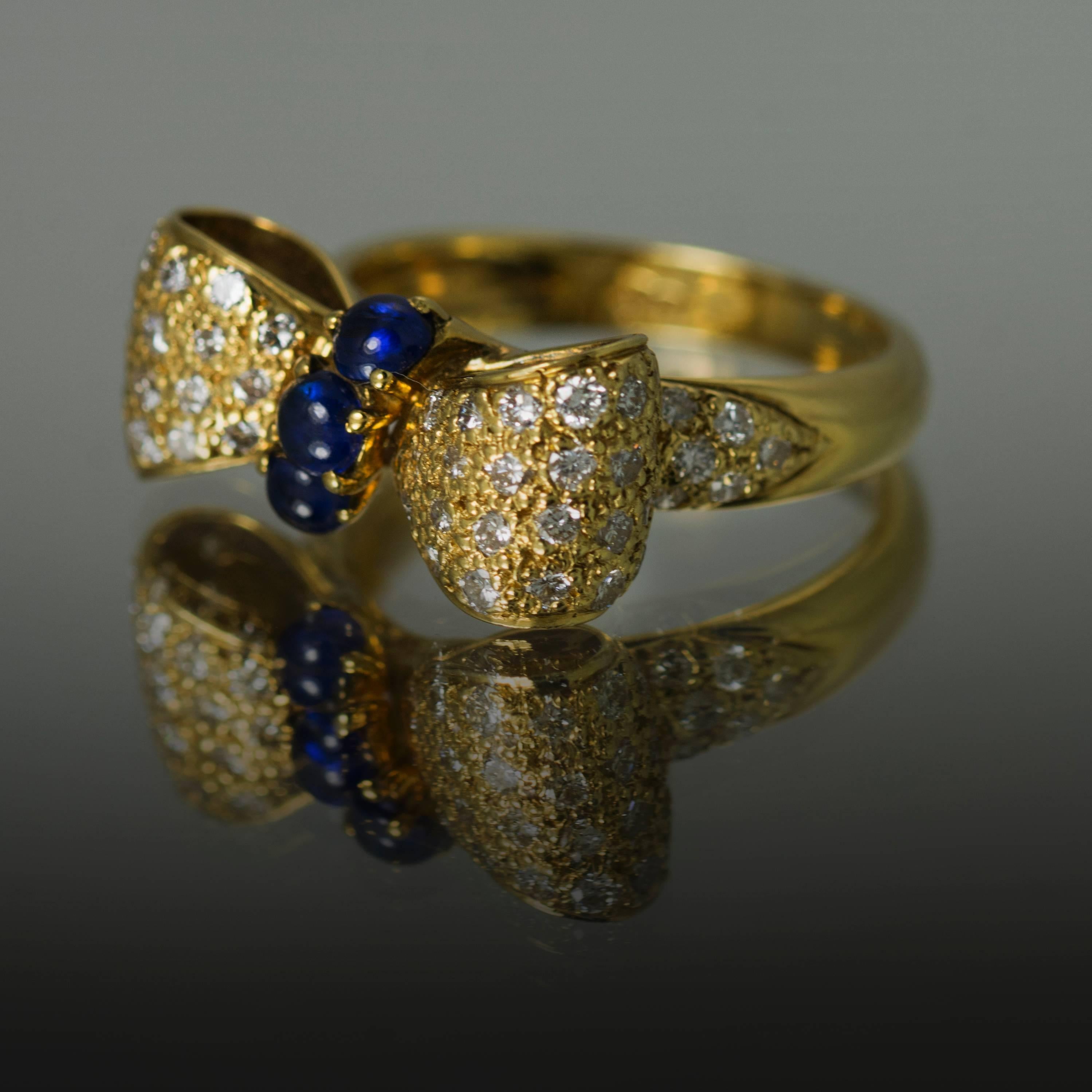 Cabochon Anello con fiocco in oro con zaffiro e diamante in vendita