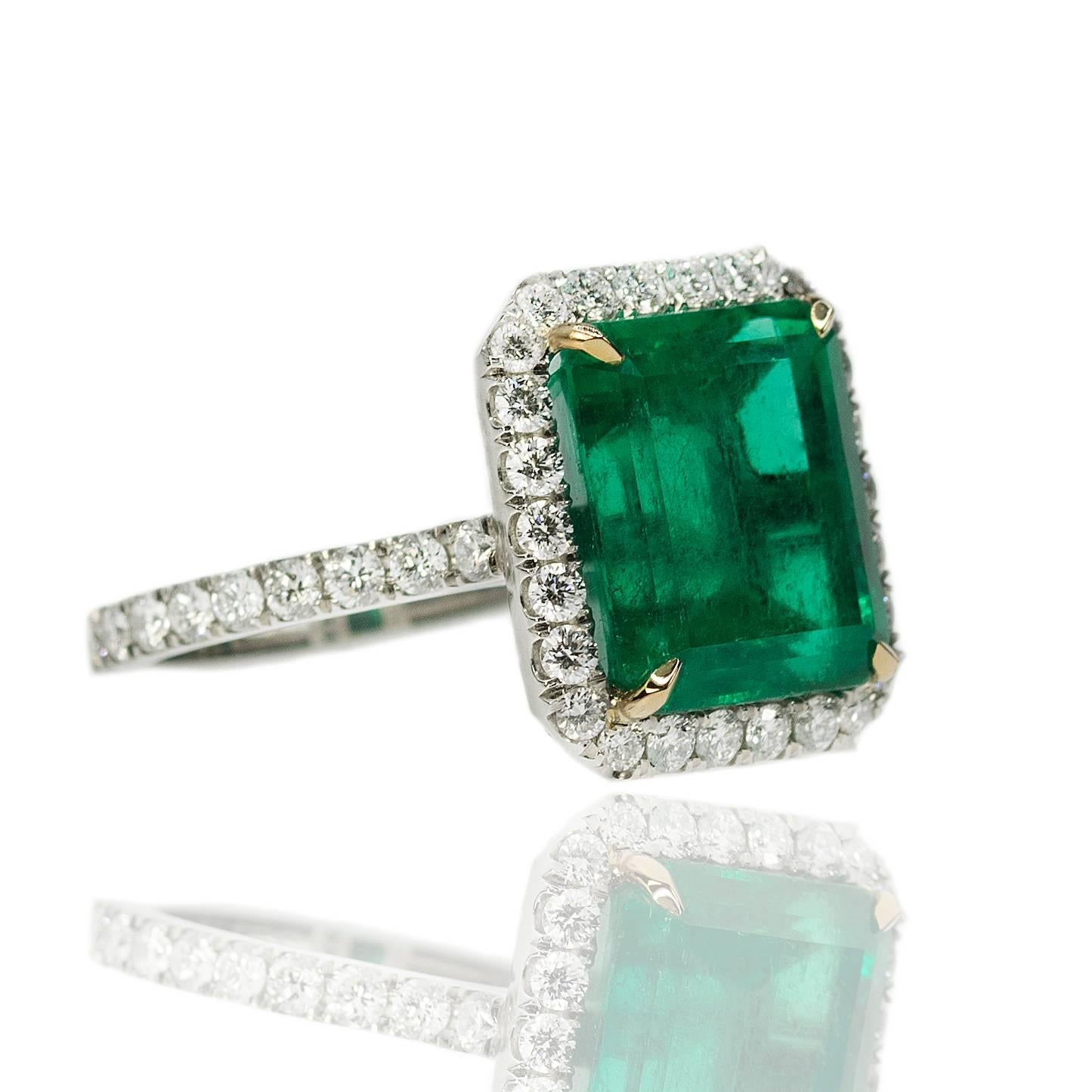 AGL Certified Colombian Emerald Gold Ring In Excellent Condition In Sarasota, FL