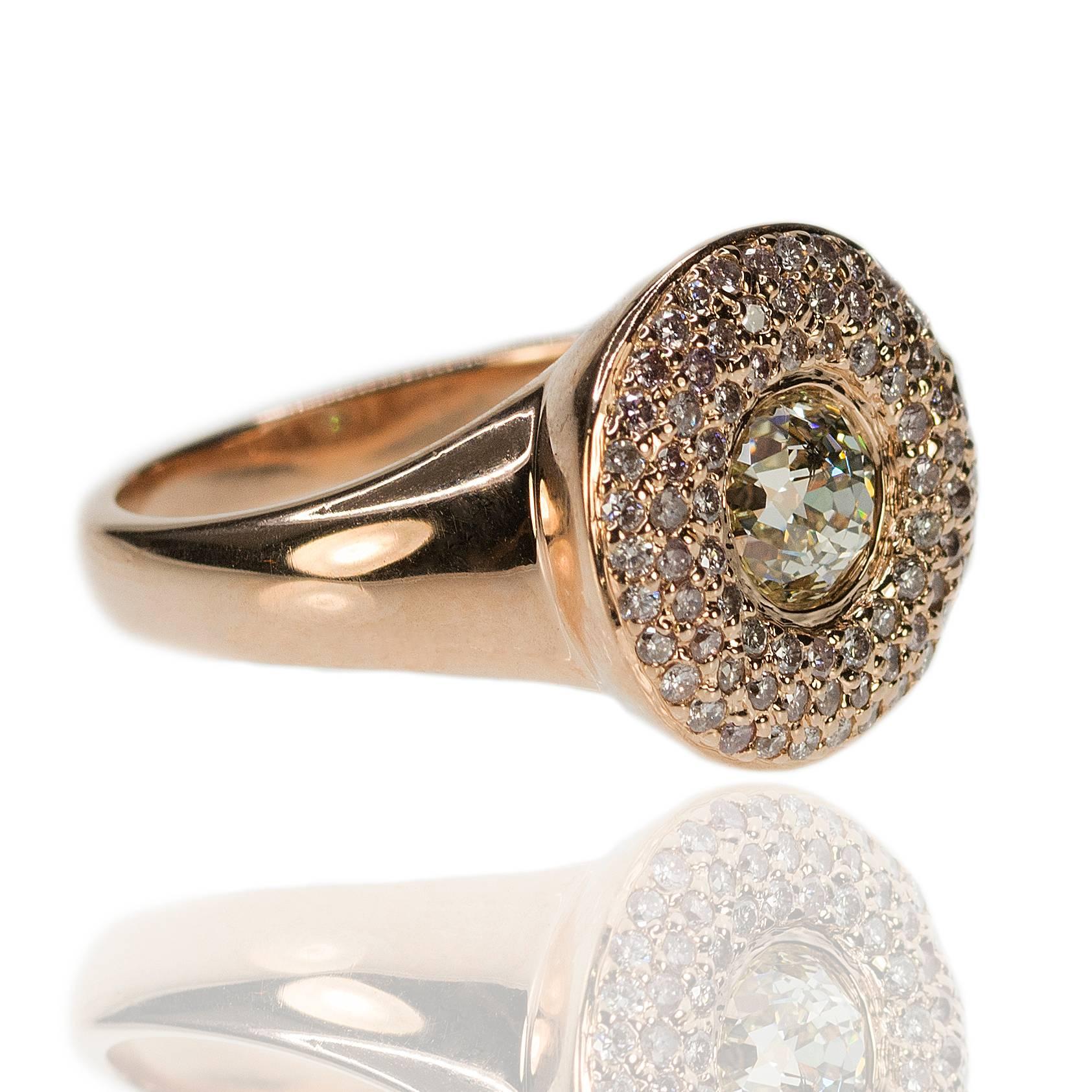 Anello in oro rosa 14k con circa 1,00 carati di diamante marrone chiaro e 68 diamanti tondi taglio brillante per un peso di circa 1,=00 carati. 9.64g