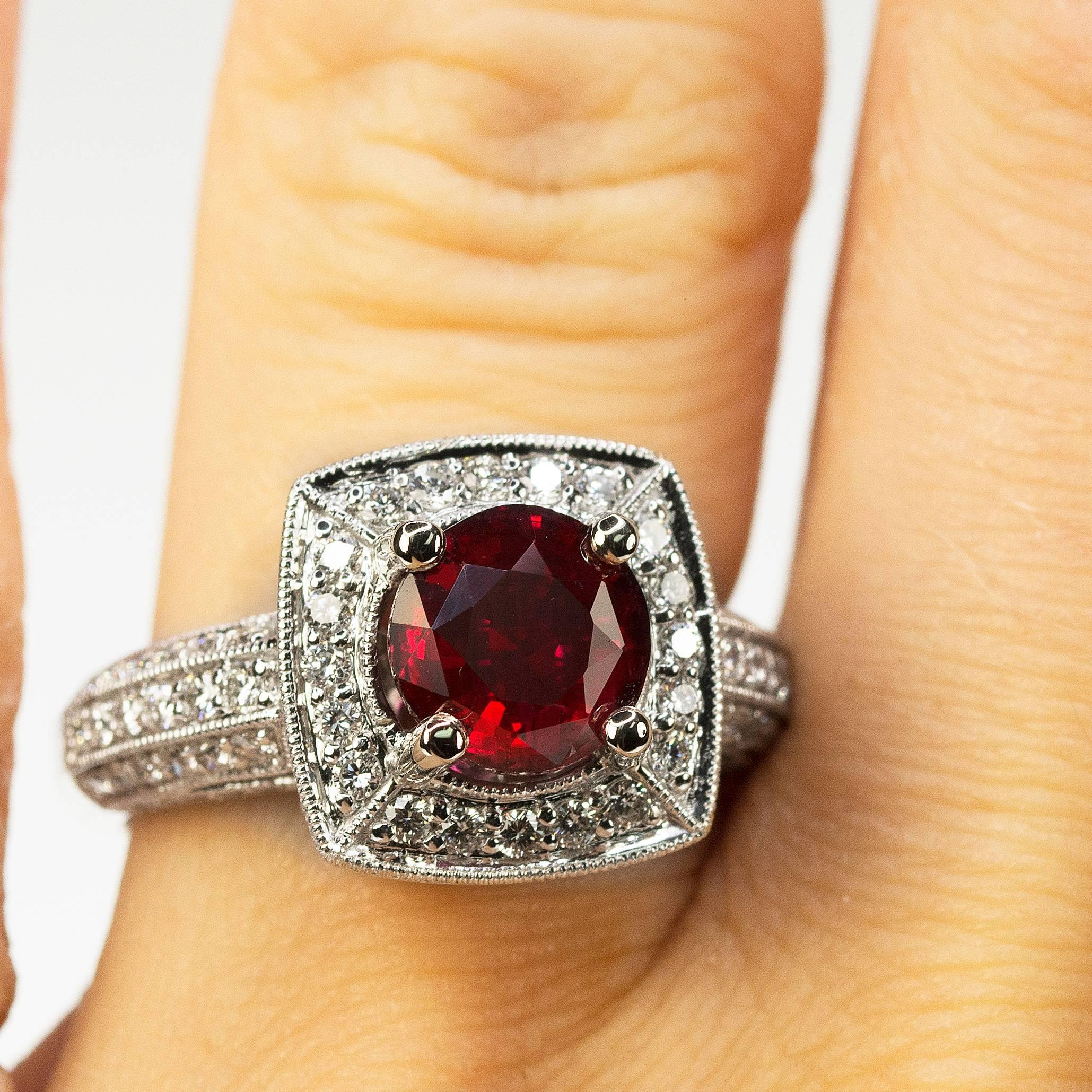 Bague en rubis couleur sang de pigeon, sans chaleur Unisexe en vente