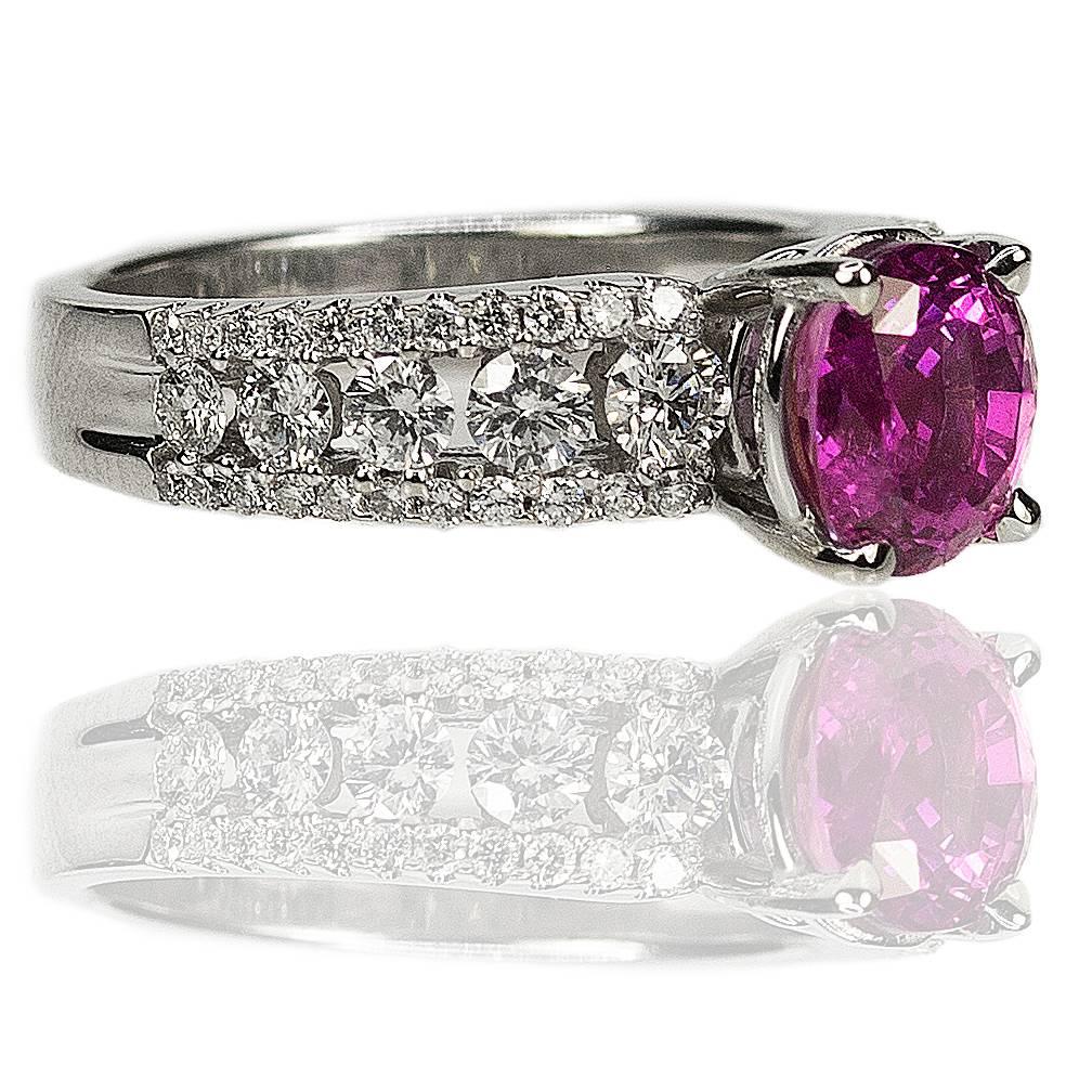 Anello in oro bianco 18 carati con uno zaffiro rosa di Burma senza calore da 2,07 carati e cinquantaquattro diamanti tondi taglio brillante da 1,25 carati. 5.99g
