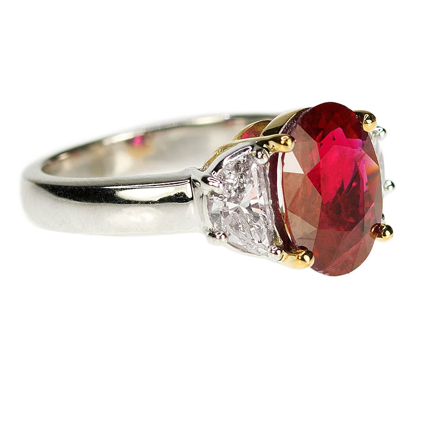 Atemberaubender Ring aus Platin und 18 Karat mit einem leuchtend roten AGL-zertifizierten Rubin von 3,09 Karat und zwei farblosen Diamanten im Halbmondschliff von 0,78 Karat. 7.90g