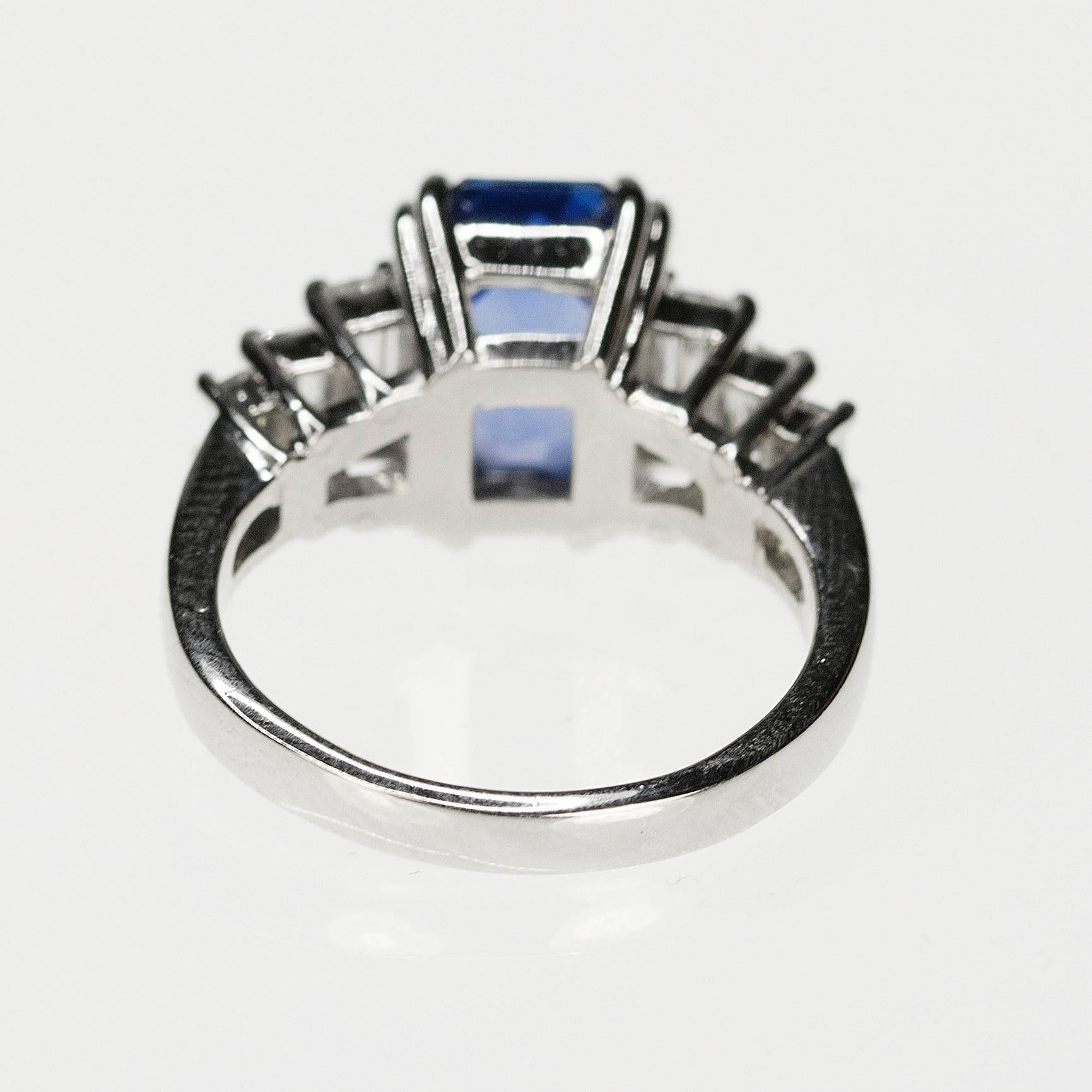AGL Certified 3.63 Carat No Heat Sapphire Diamond Platinum Ring In New Condition For Sale In Sarasota, FL