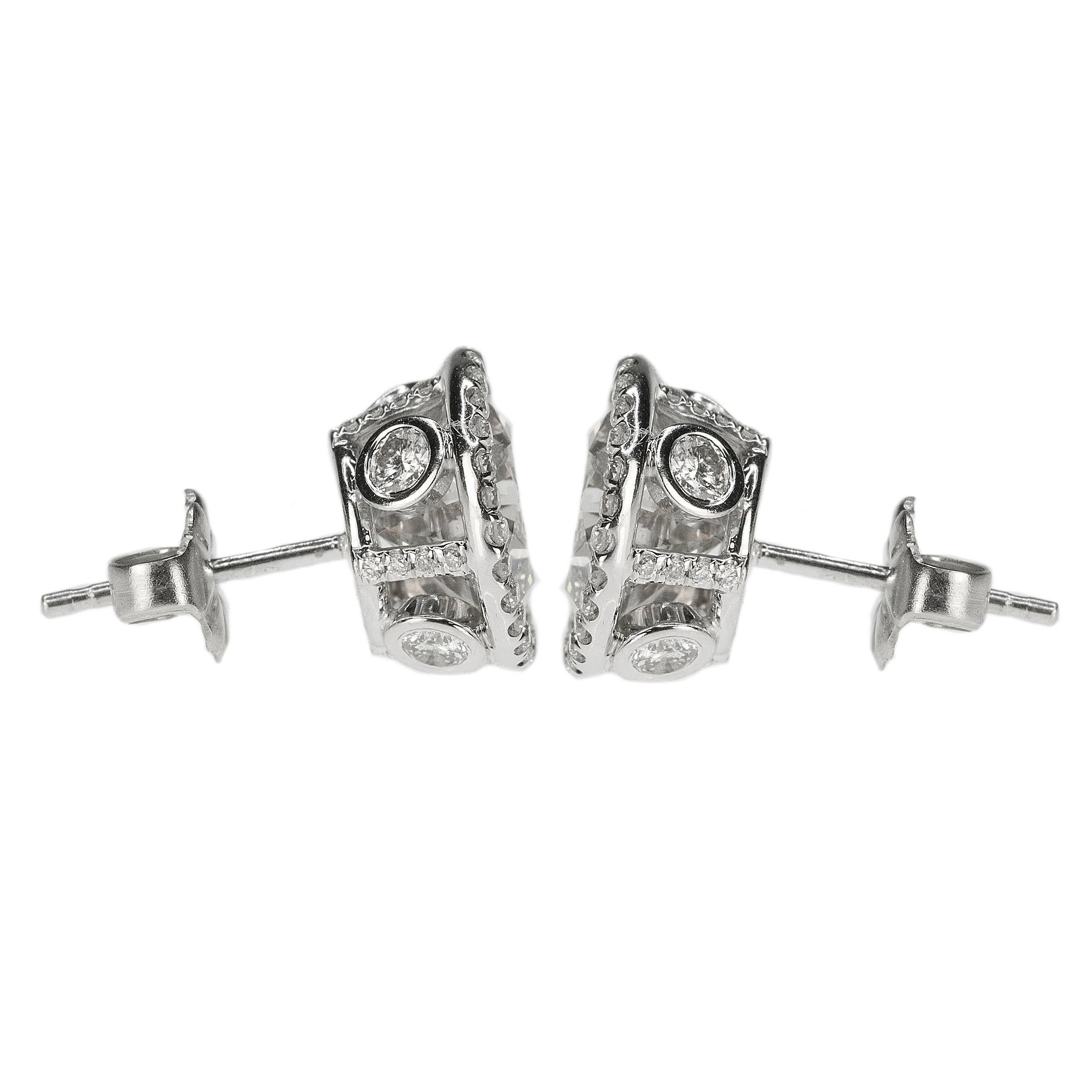 Taille ronde Clous d'oreilles d'un poids total de 3,70 carats en vente