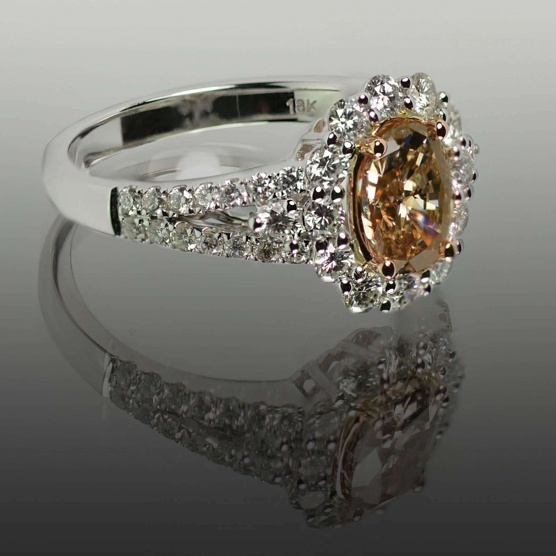 Anello in oro bianco 18k con 1 diamante taglio ovale fancy color da 1,26 carati  e diamanti tondi taglio brillante per un peso di 0,96 carati. 

Questo diamante non è certificato, ma i nostri gemmologi interni hanno classificato la pietra centrale