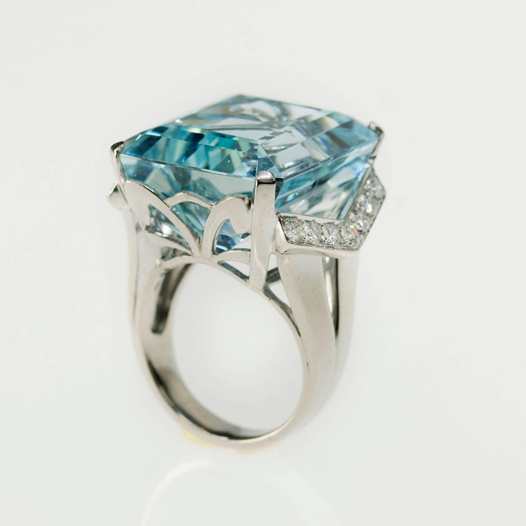 Women's or Men's Beautiful 35.24 Carat Aquamarine diamond Platinum Ring 