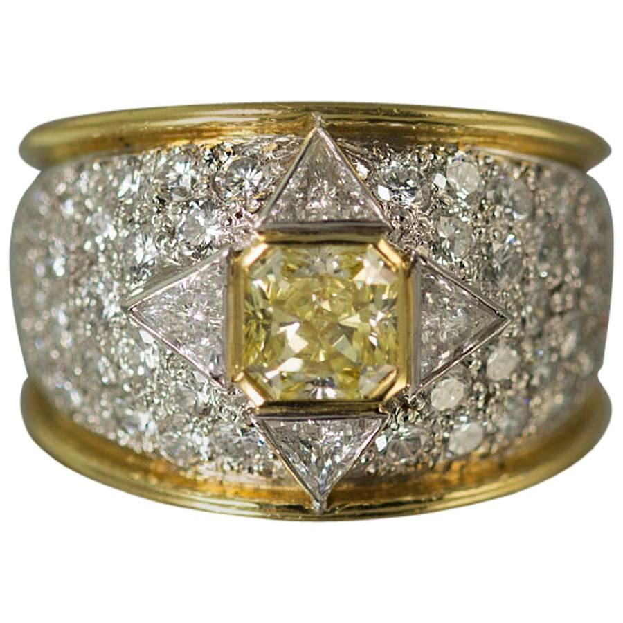 Bague en or et platine avec diamant jaune fantaisie certifié GIA en vente