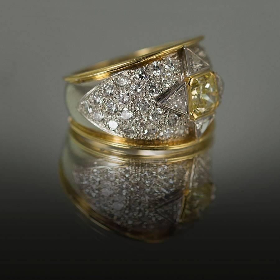Moderne Bague en or et platine avec diamant jaune fantaisie certifié GIA en vente