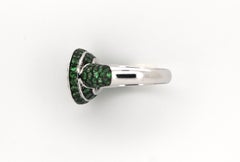 Anillo «halo» de oro blanco de 18 quilates con turmalina verde y diamantes, talla 7 (EE. UU.)