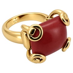 Yellow gold horsebit ring by Gucci set with Rhodonite