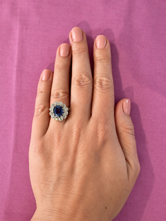 „Diana“-Ring aus 18 Karat Gelb- und Weißgold mit Saphiren und Diamanten im Cluster-/Entourage-Stil