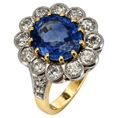 „Diana“-Ring aus 18 Karat Gelb- und Weißgold mit Saphiren und Diamanten im Cluster-/Entourage-Stil