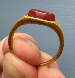 Un anillo romano de oro con un intaglio de jaspe rojo. Busto de Mercurio.