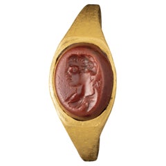 Un anillo romano de oro con un intaglio de jaspe rojo. Busto de Mercurio.
