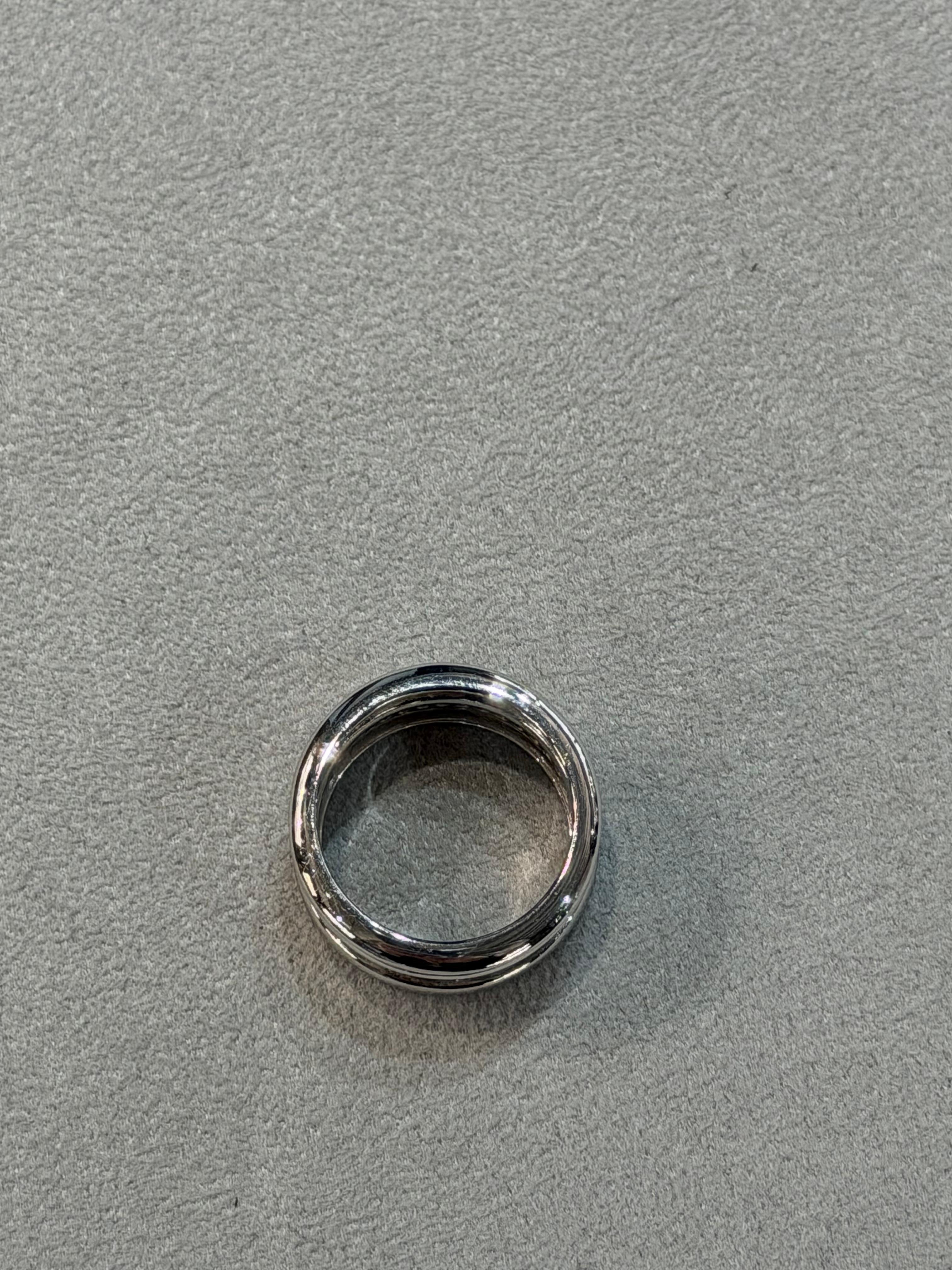 Bague à large bande en or blanc et diamants blancs pour l'éternité en vente 2