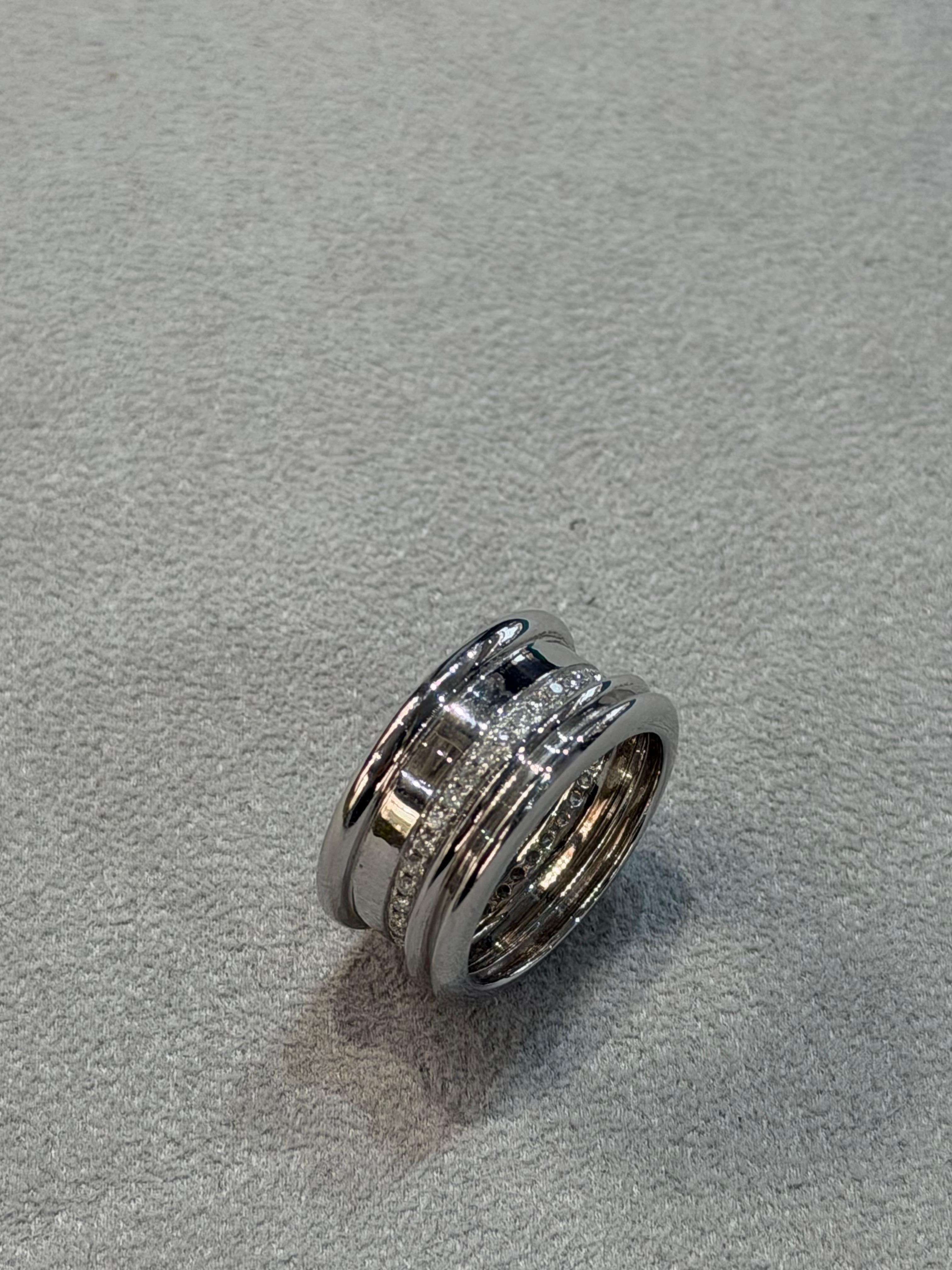 Bague à large bande en or blanc et diamants blancs pour l'éternité en vente 3