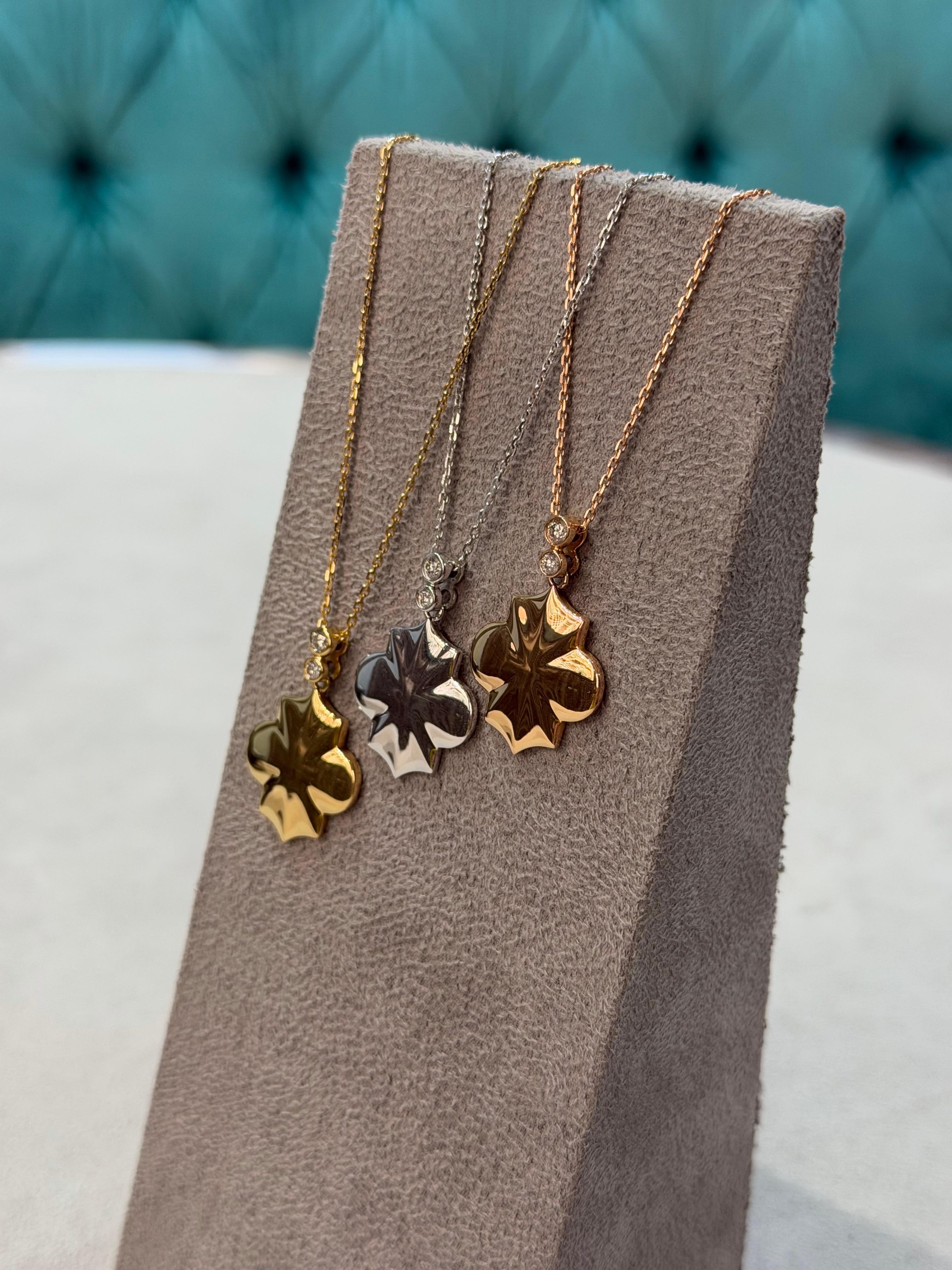 Collana con ciondolo in oro giallo con diamante regale in vendita 2