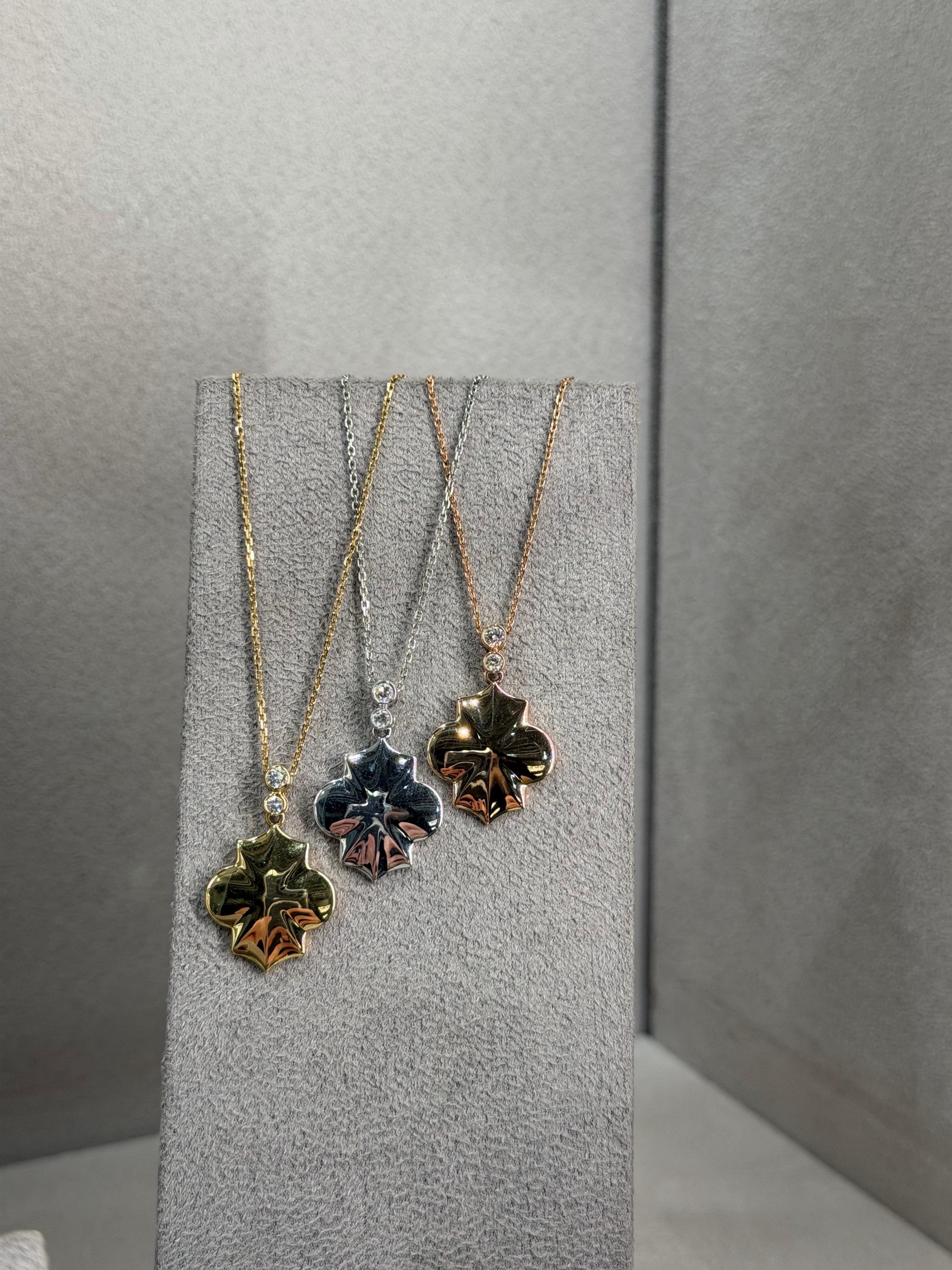 Collana con ciondolo in oro giallo con diamante regale in vendita 3