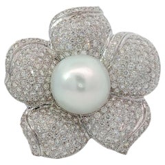 Ciondolo-spilla a forma di fiore con perle e diamanti in oro bianco 18 carati, stile retrò