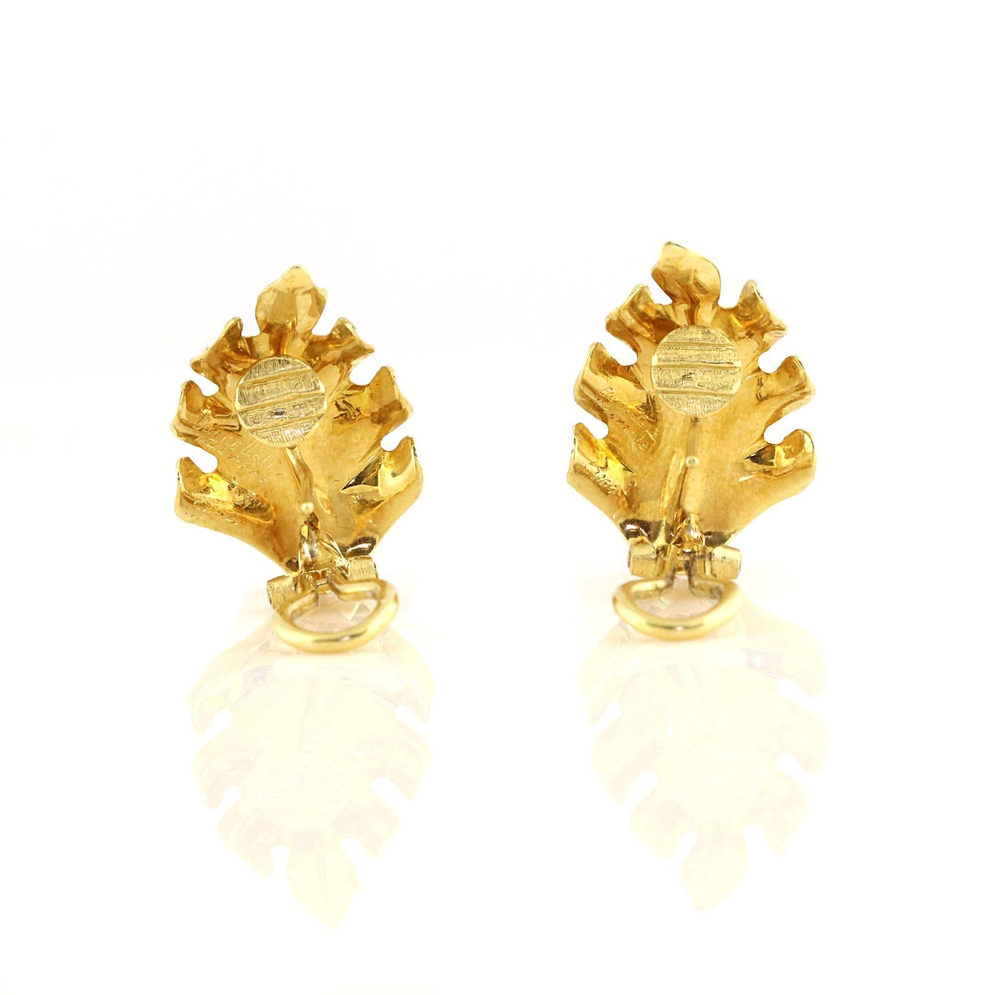 Buccellati 18K Yellow Gold and White Gold Leaf Motif Earrings Features:

Brand: Buccellati

Gender: Womens

Condition: Excellent 

Metal: 18K Yellow Gold and White Gold 

Weight: 7.17 grams

Hallmarks: Buccellati 750