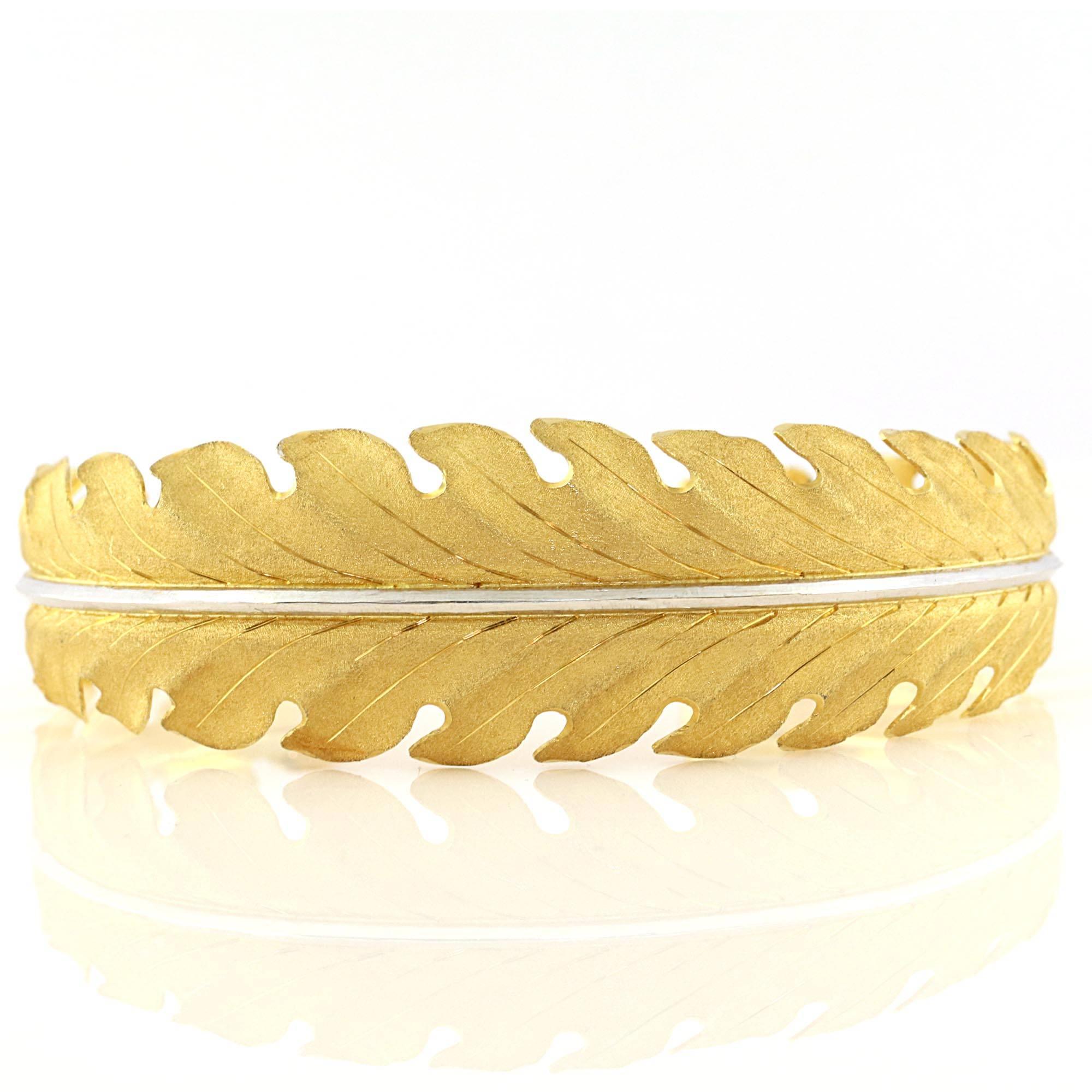 Open bottom Buccellati yellow gold leaf bangle. Center band is 18kt white gold. Band is in immaculate condition with very few signs of wear. 

Band retails for over $10,000. 

Weight 23.50 grams
