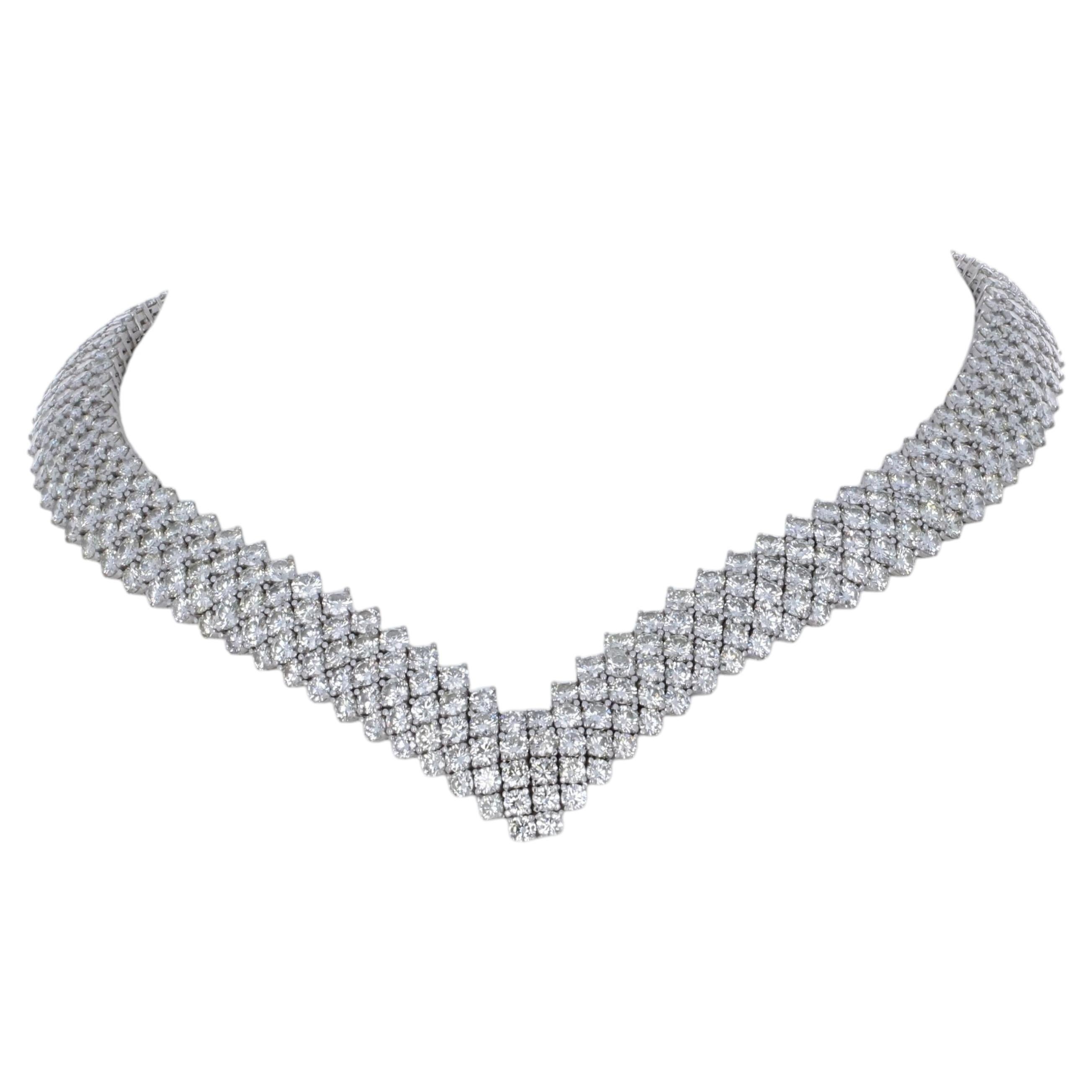 Collier à col en chevrons avec diamants ronds, 55,00 ct au total, en or blanc 18 carats en vente