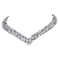 Collier à col en chevrons avec diamants ronds, 55,00 ct au total, en or blanc 18 carats