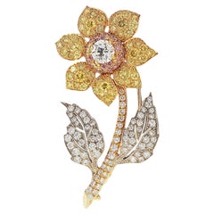 Broche de flor con diamante natural multicolor de 0,32 ct, F/VS1, certificado por el GIA, en oro de 18 k