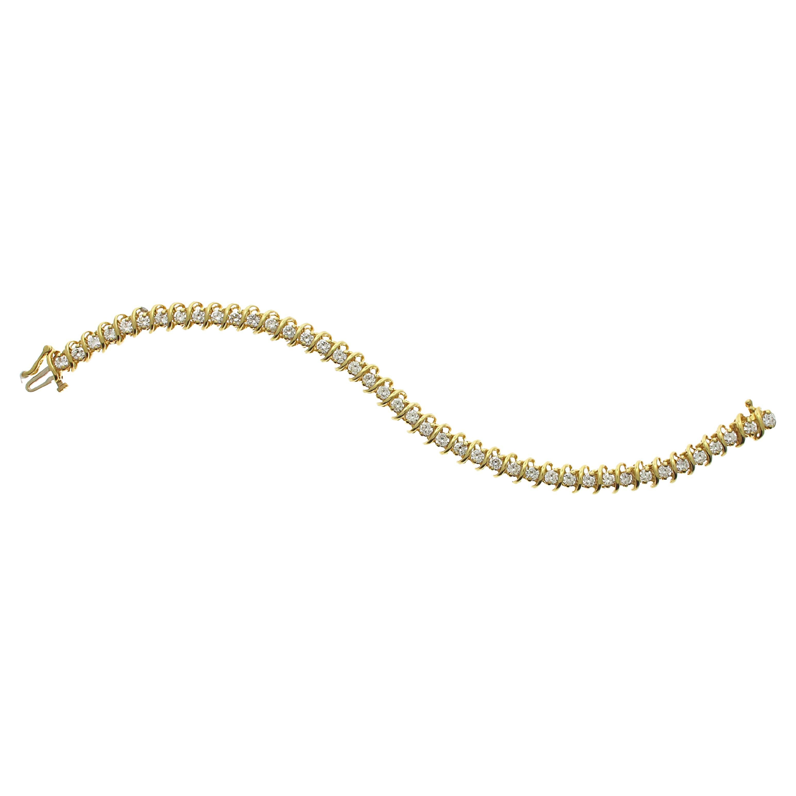 Diamant-Tennisarmband aus 18 Karat Gelbgold mit 5,50 Karat Diamanten. Es gibt 42 weiße runde Brillanten der Farbe G/H und der Reinheit VS/SI. 
Dieses Tennisarmband ist ein echtes Muss für jede Sammlung. Es ist ein perfektes Stück zum Stapeln oder