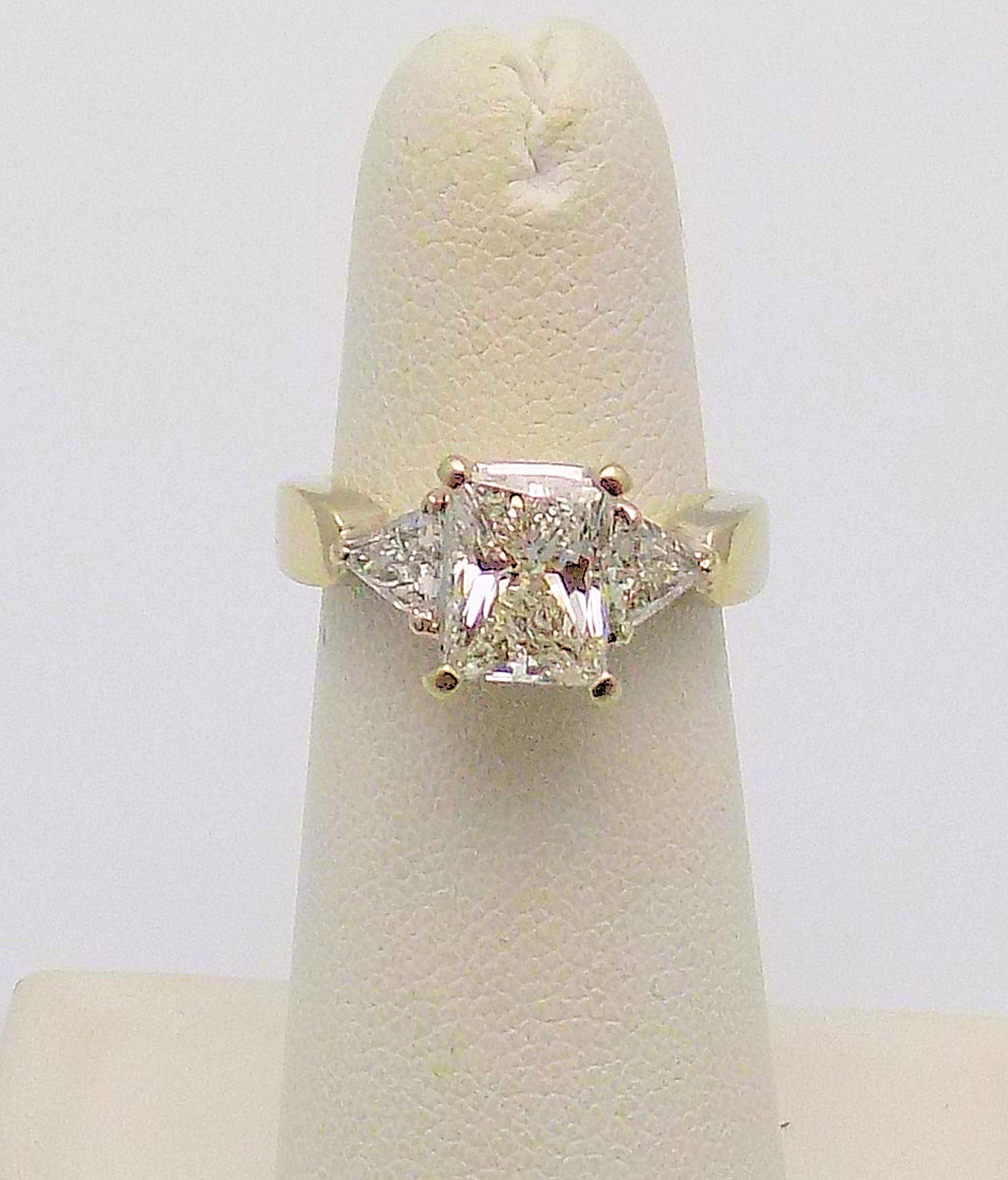 Radiant Cut and Trilliant Cut Diamond Engagement Ring For Sale 1