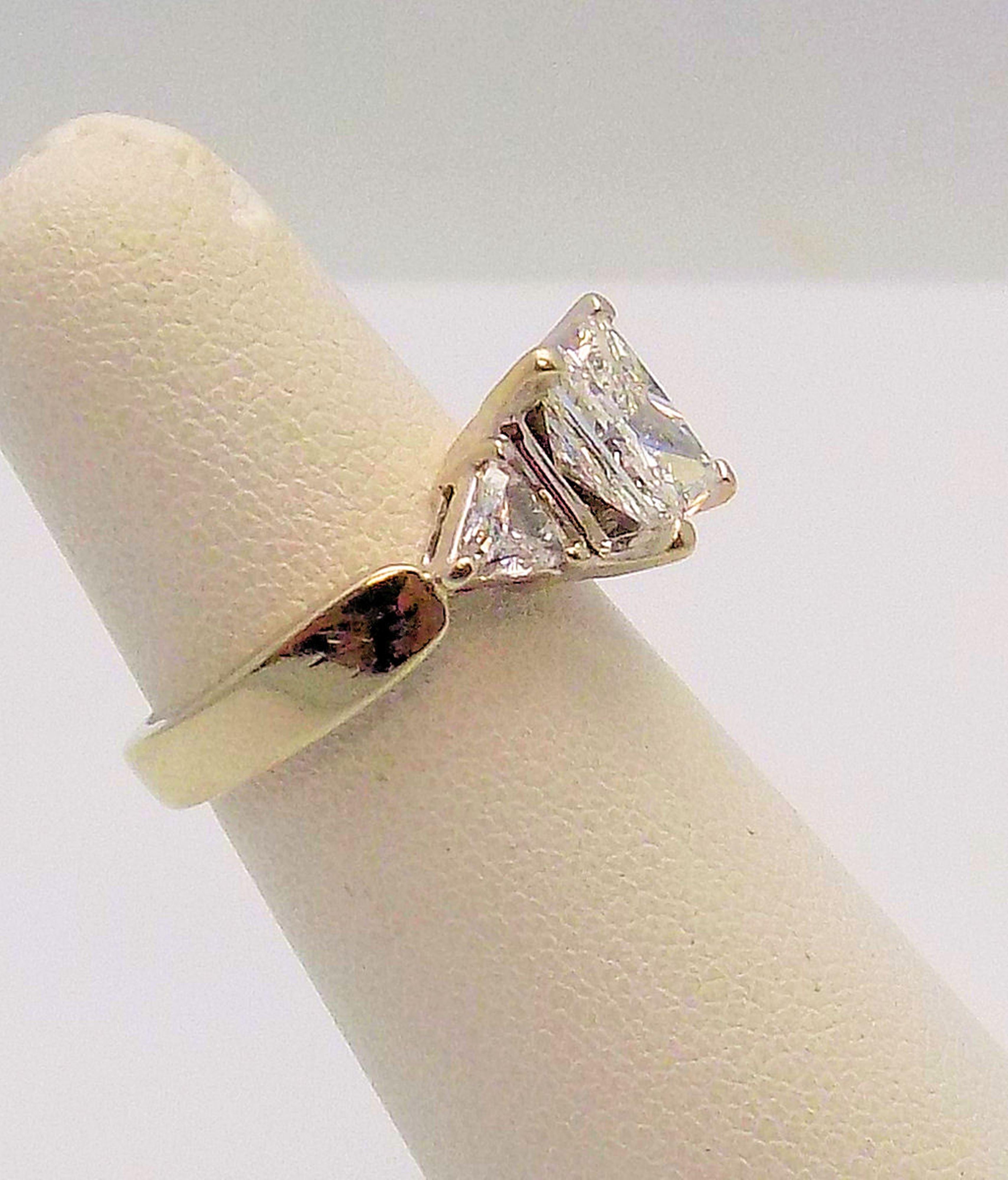 Radiant Cut and Trilliant Cut Diamond Engagement Ring (Radiantschliff) im Angebot
