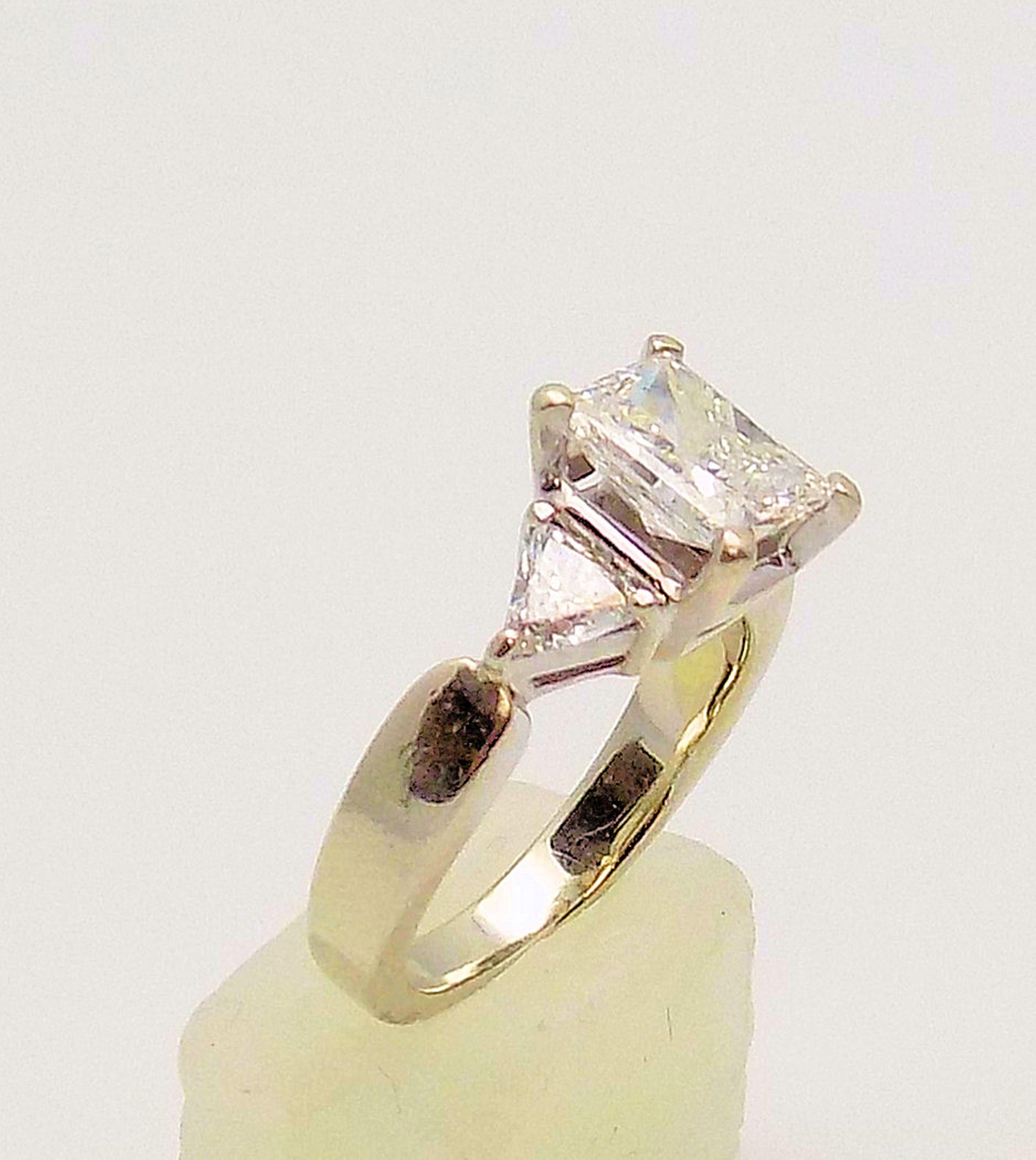 Radiant Cut and Trilliant Cut Diamond Engagement Ring im Zustand „Hervorragend“ im Angebot in Dallas, TX