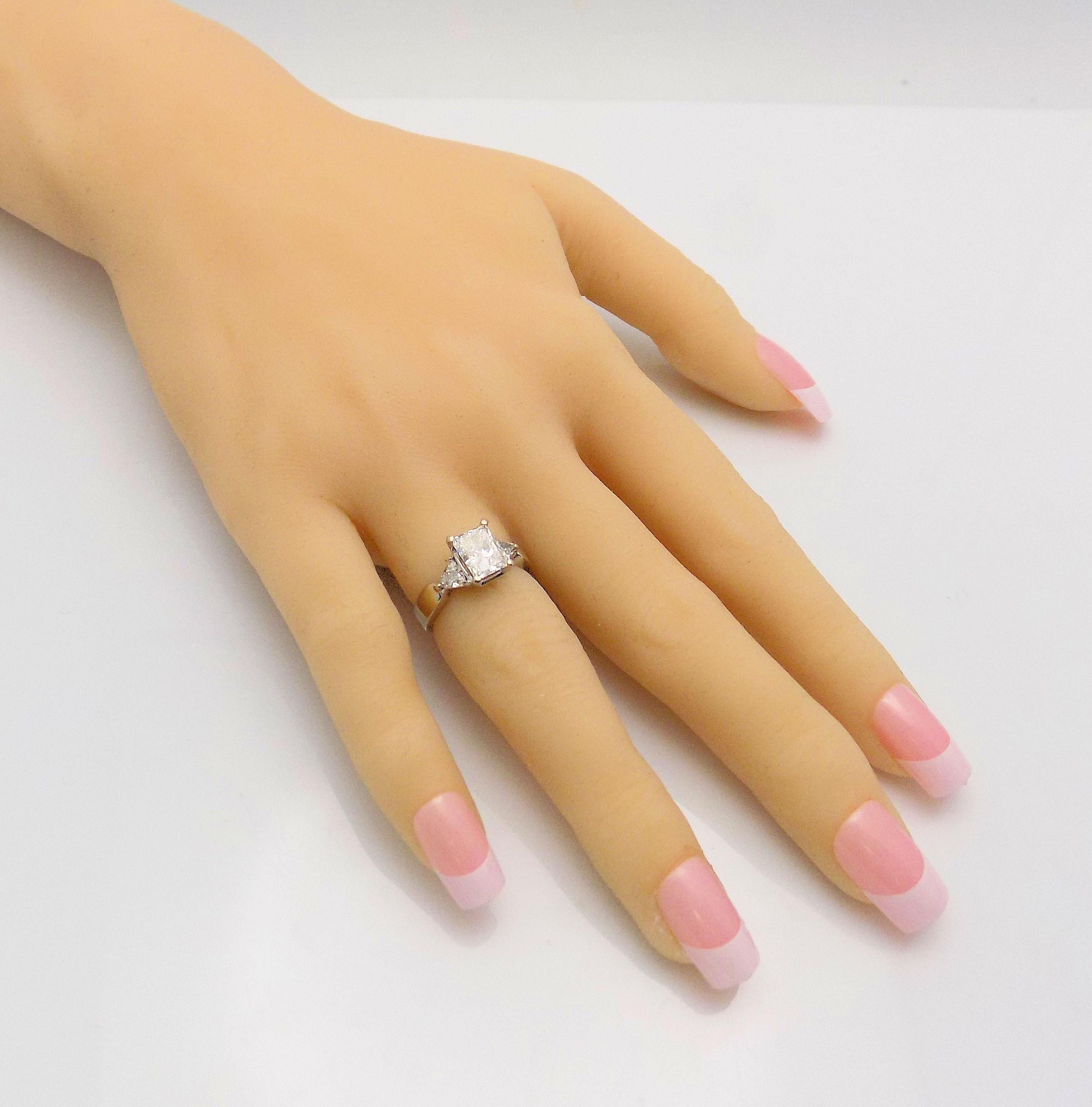 Radiant Cut and Trilliant Cut Diamond Engagement Ring im Angebot 3