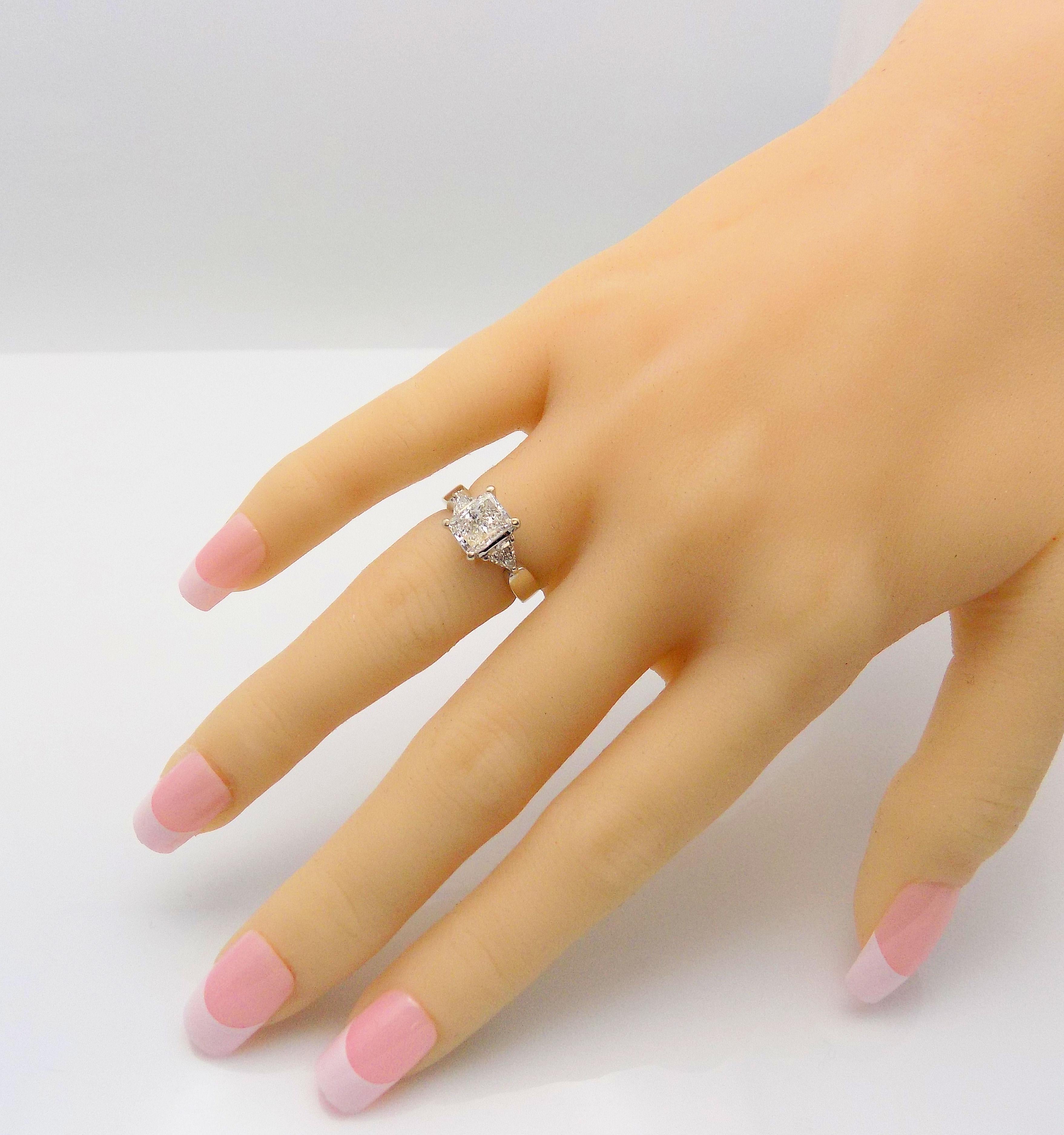 Radiant Cut and Trilliant Cut Diamond Engagement Ring im Angebot 4