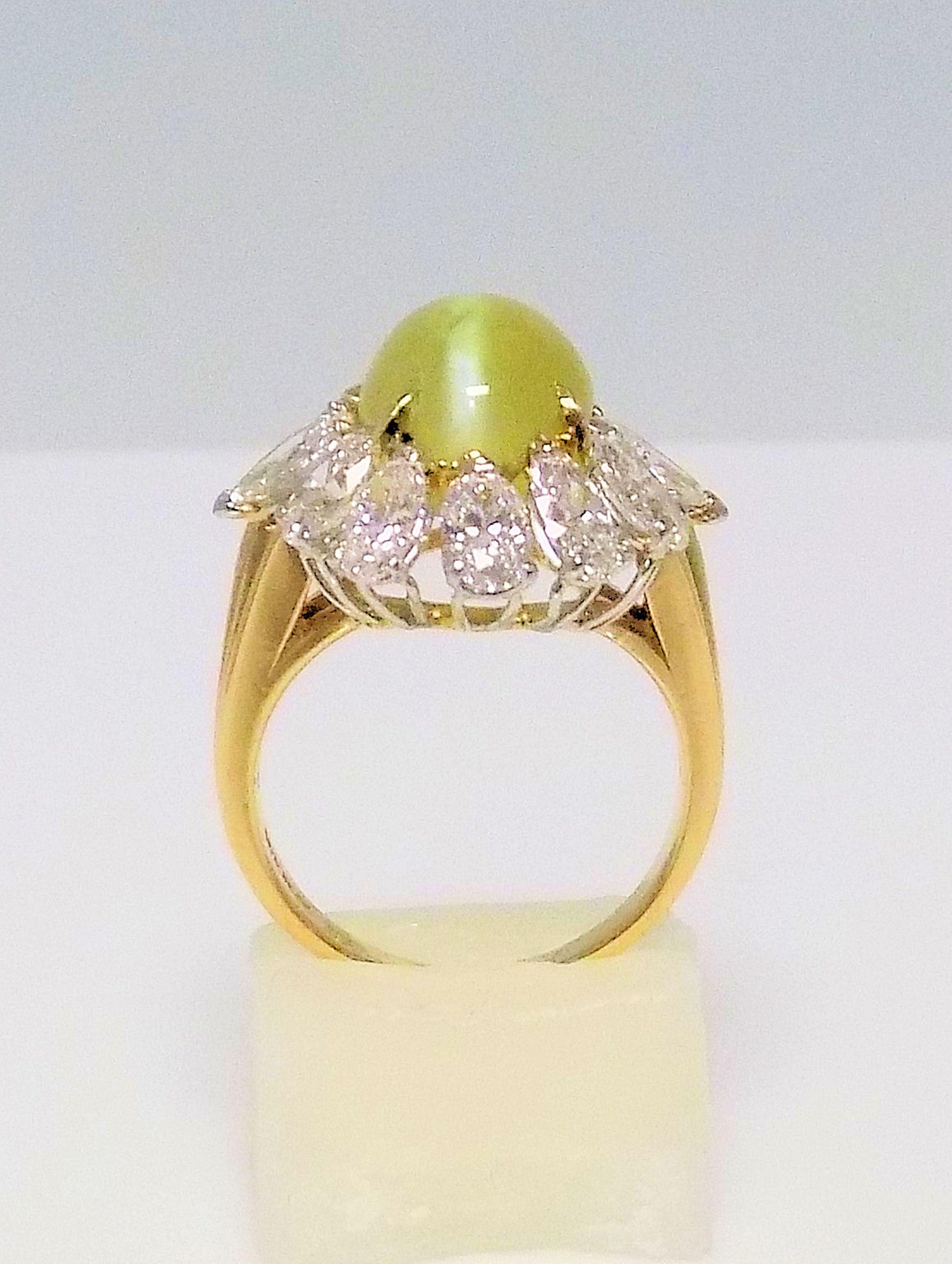 Cat's Eye Chrysoberyl and Diamond Ring in 18 Karat Yellow Gold For Sale 2