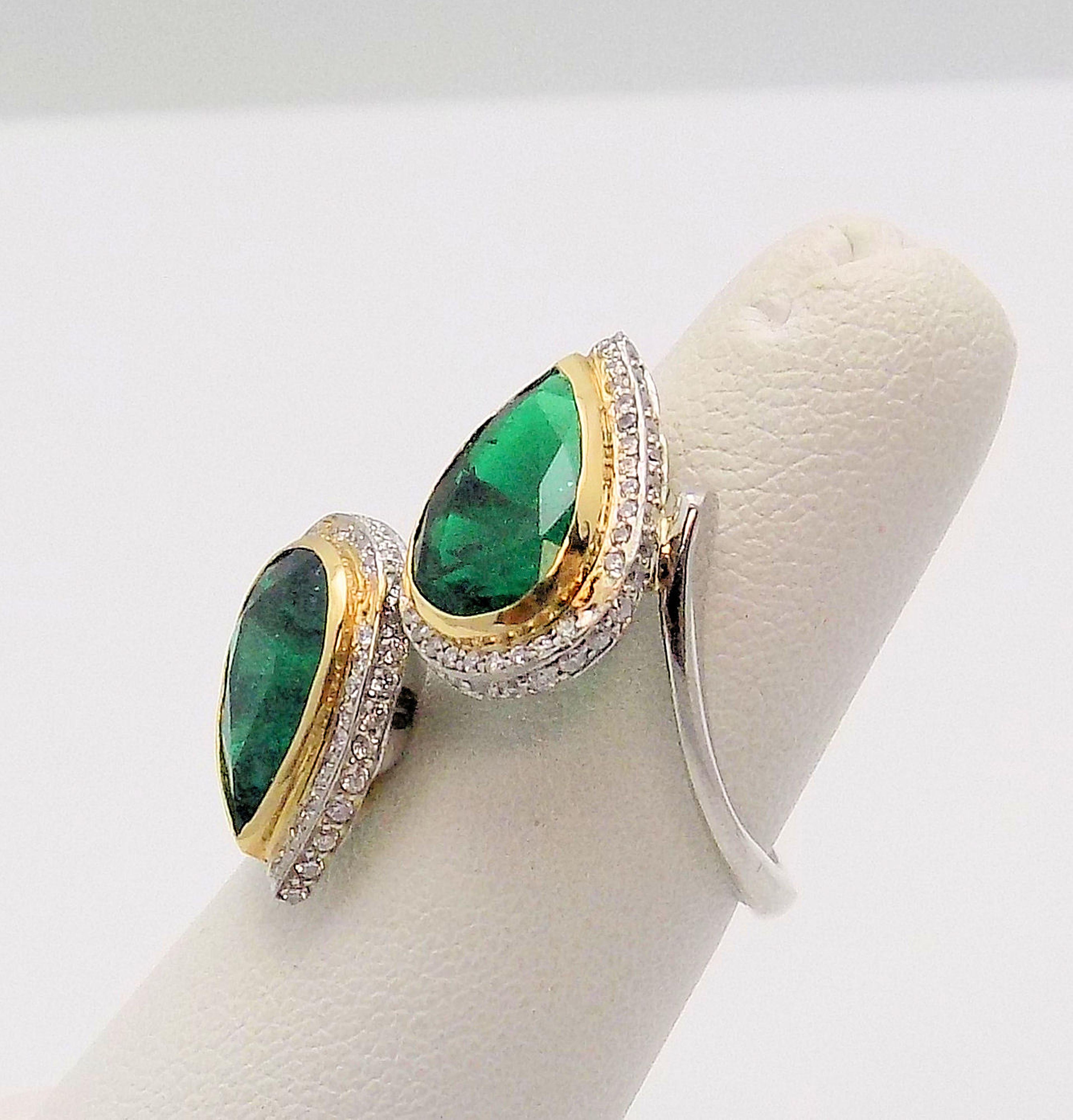 Pear Shaped Emeralds and Diamond Bypass Ring in Platinum and 18 Karat Gold For Sale 3
