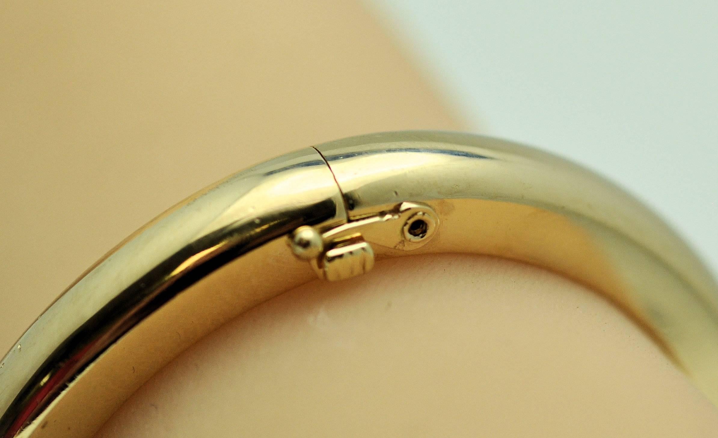 Pair of Classic Yellow Gold Hinged Bangle Bracelets In Excellent Condition For Sale In Dallas, TX